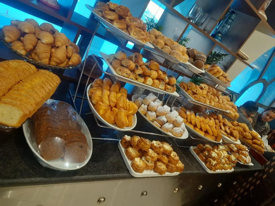 Restaurant/places to eat in Deyar Al Eiman Hotel