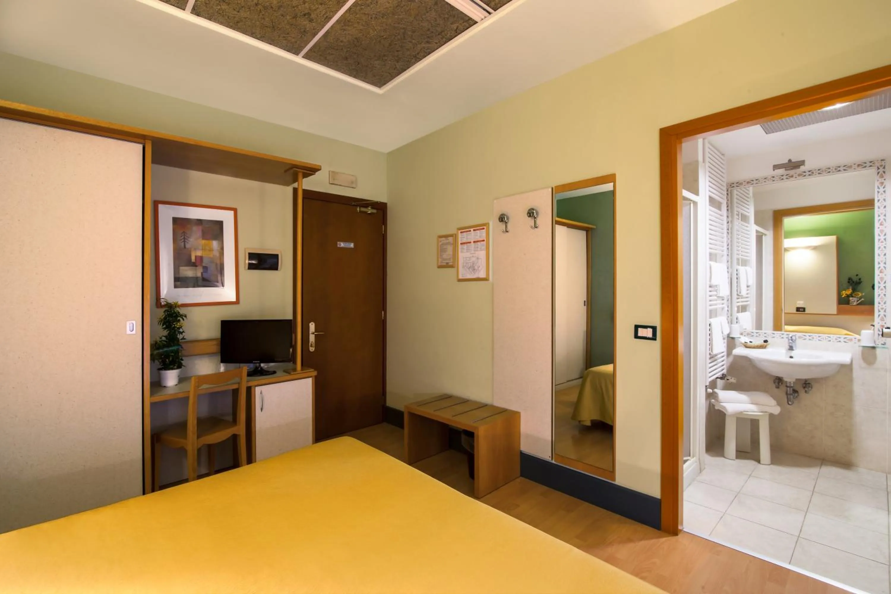 Bathroom, Bed in Duca Del Mare - Hotel Di Nardo group