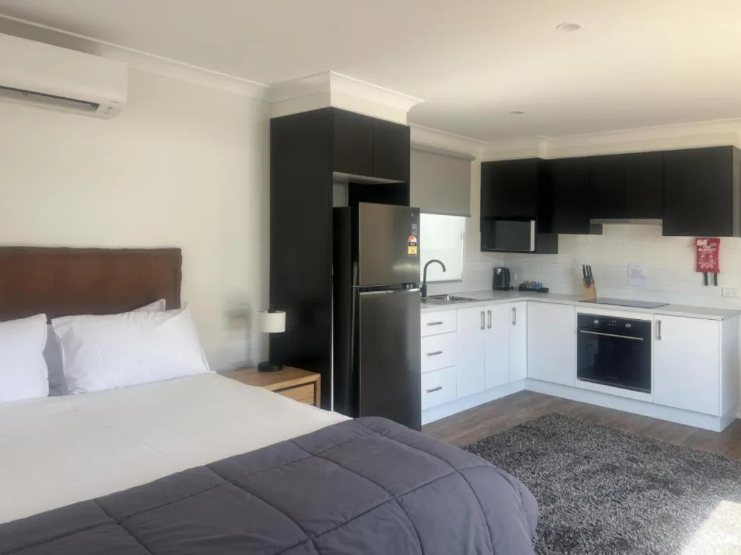 Kitchen or kitchenette, Bed in BIG4 Bendigo Park Lane Holiday Park