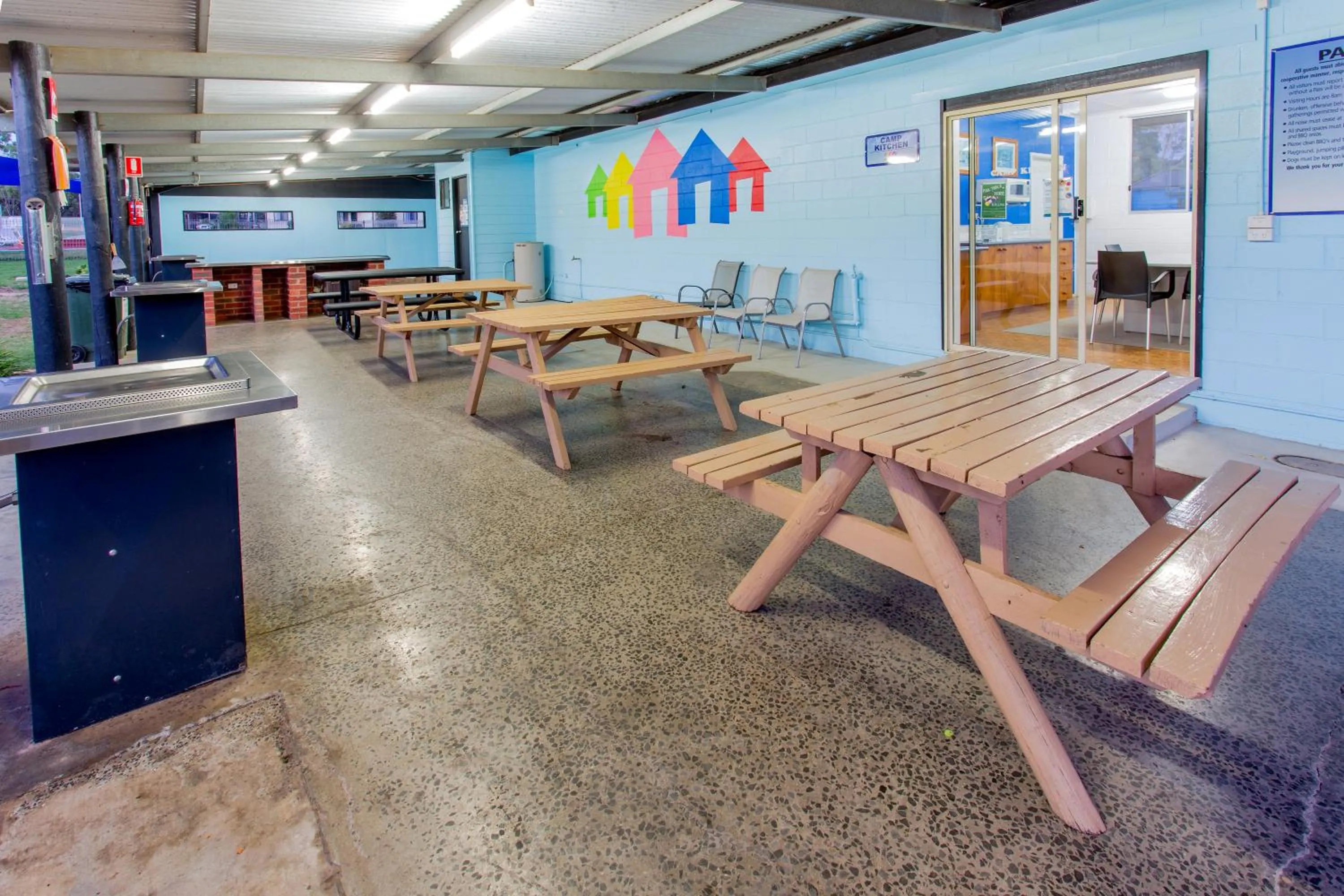 Communal kitchen in BIG4 Bendigo Park Lane Holiday Park