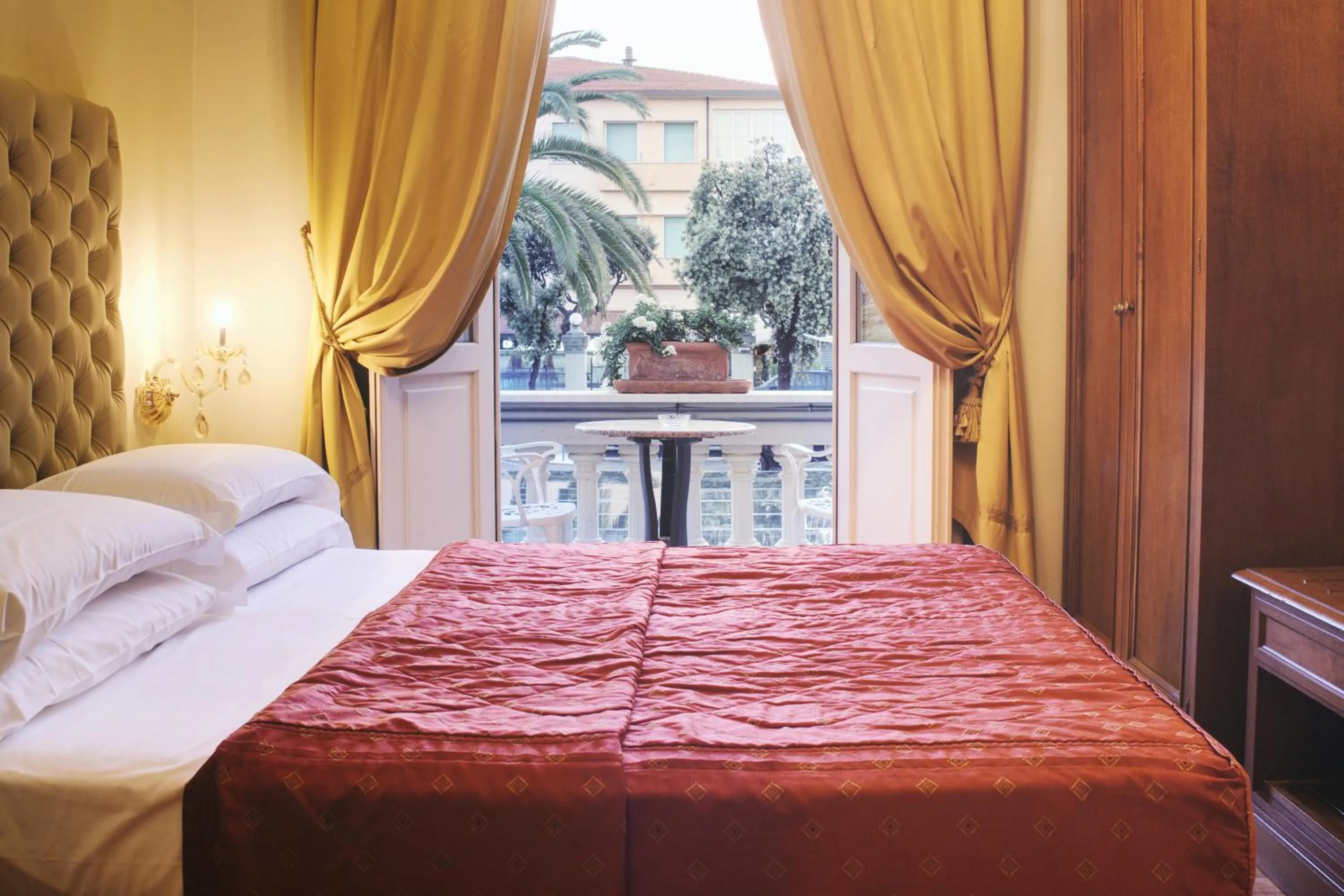 Balcony/Terrace, Bed in Hotel Europa