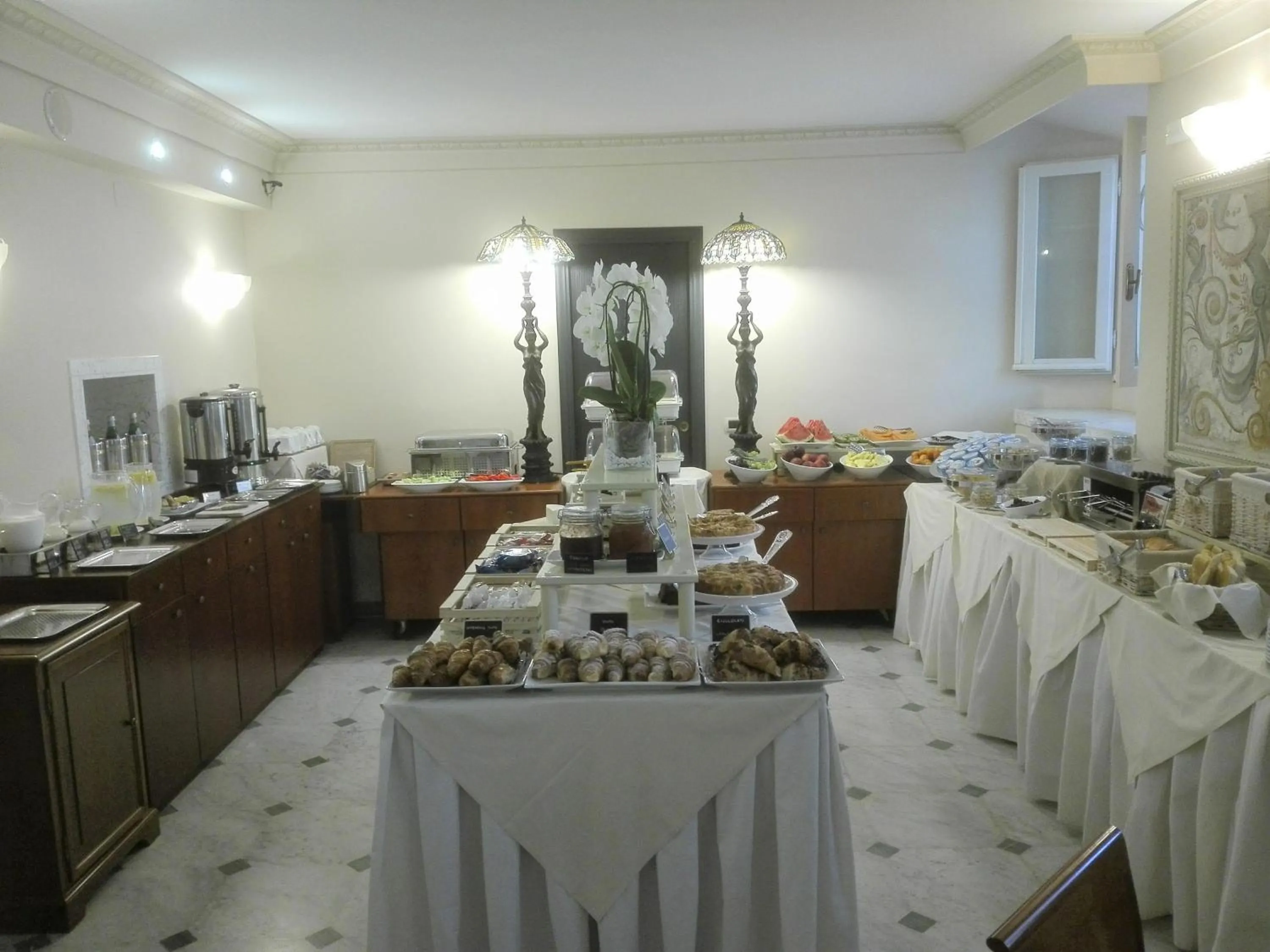 Restaurant/places to eat in Hotel Europa