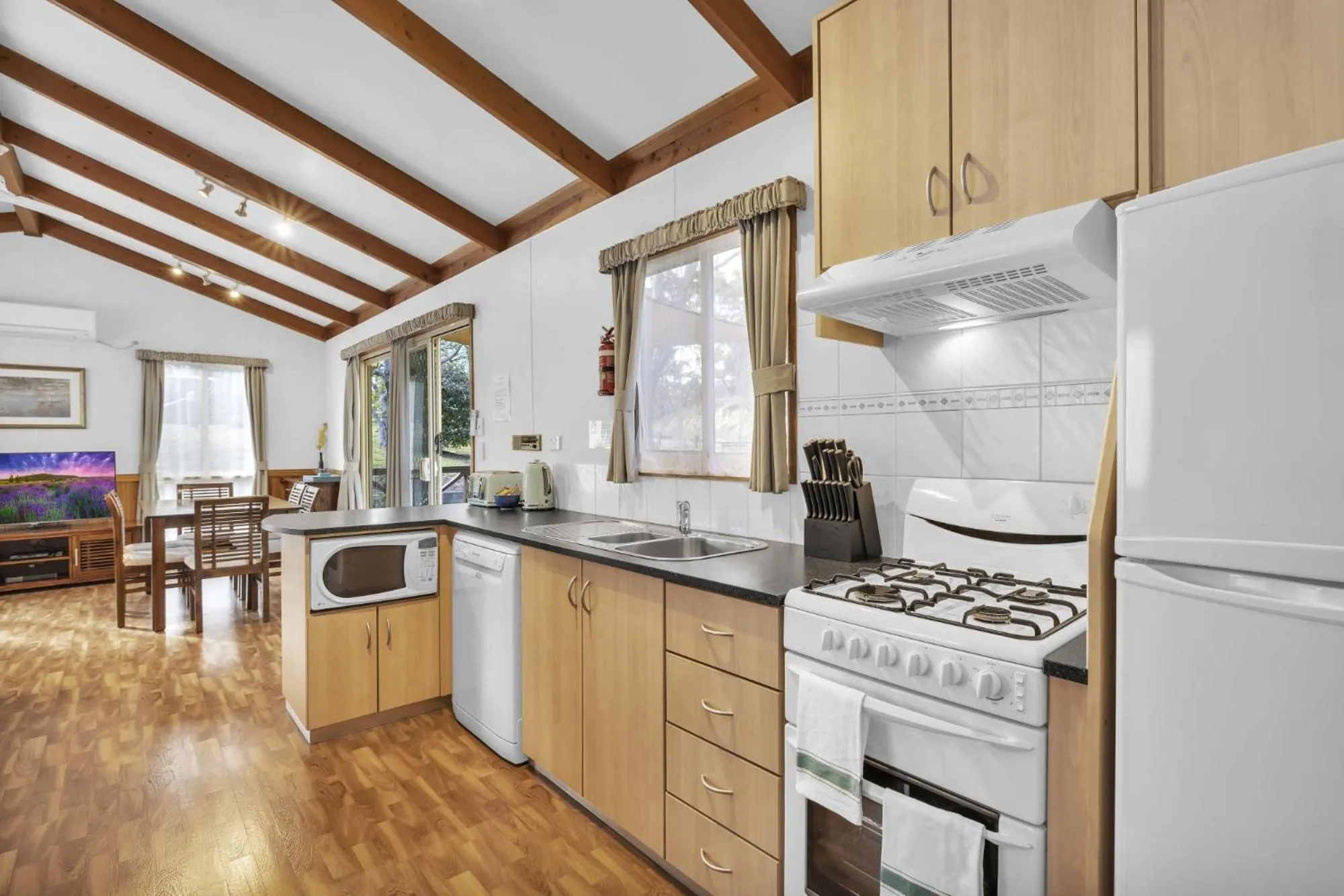 Kitchen or kitchenette in Metung Holiday Villas