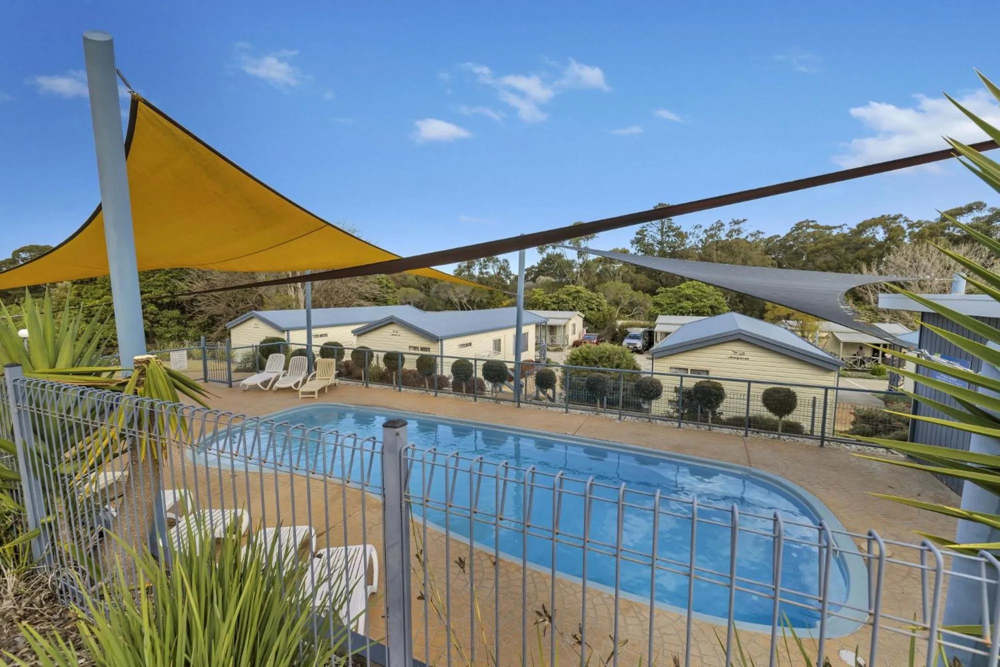 Swimming pool in Metung Holiday Villas