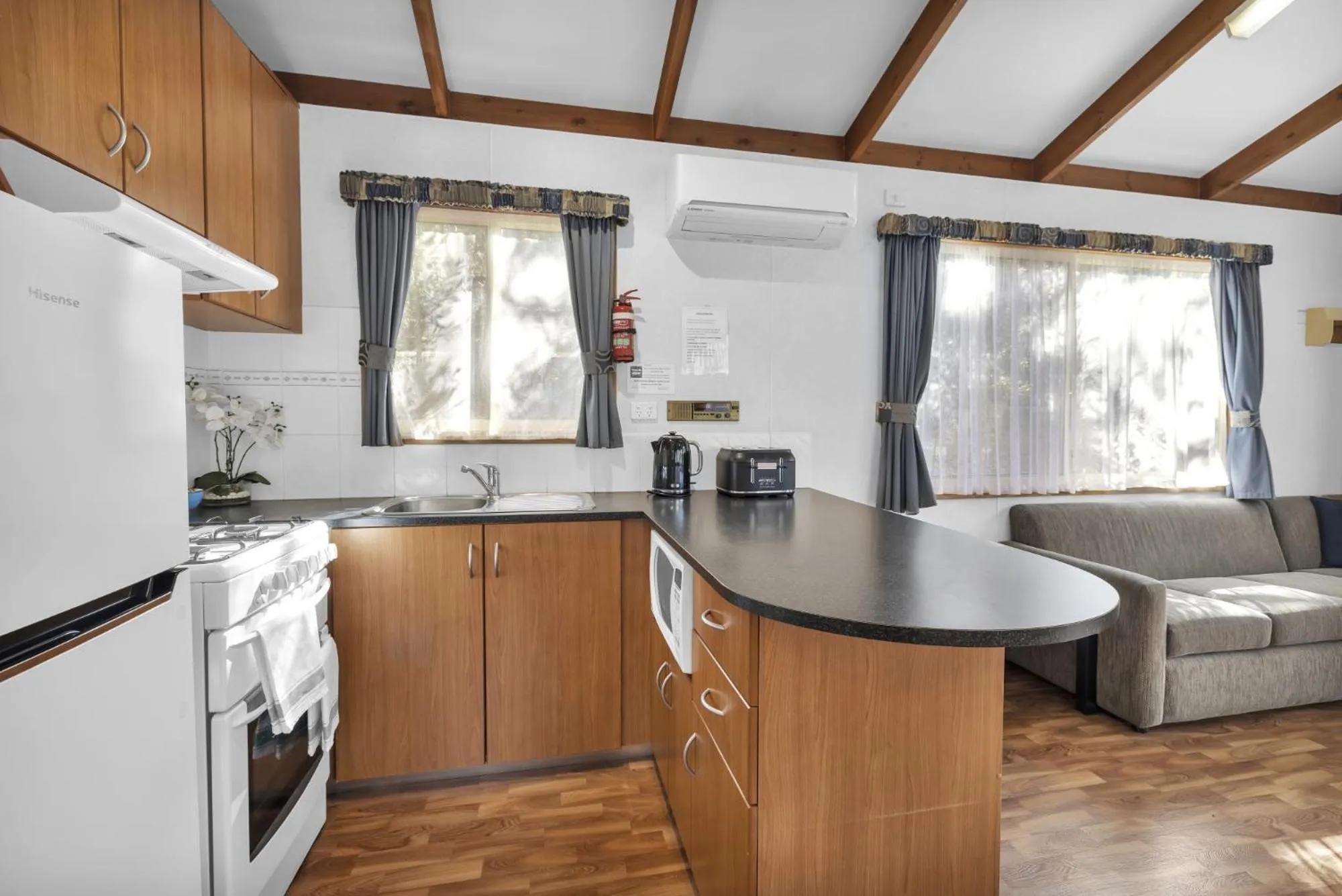 Kitchen or kitchenette in Metung Holiday Villas