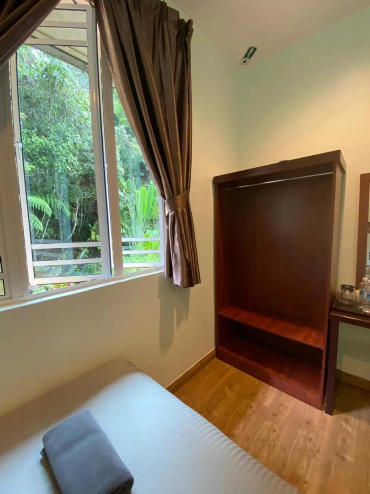 wardrobe, Bed in Highlanders Garden Guesthouse at Arundina Cameron Highlands