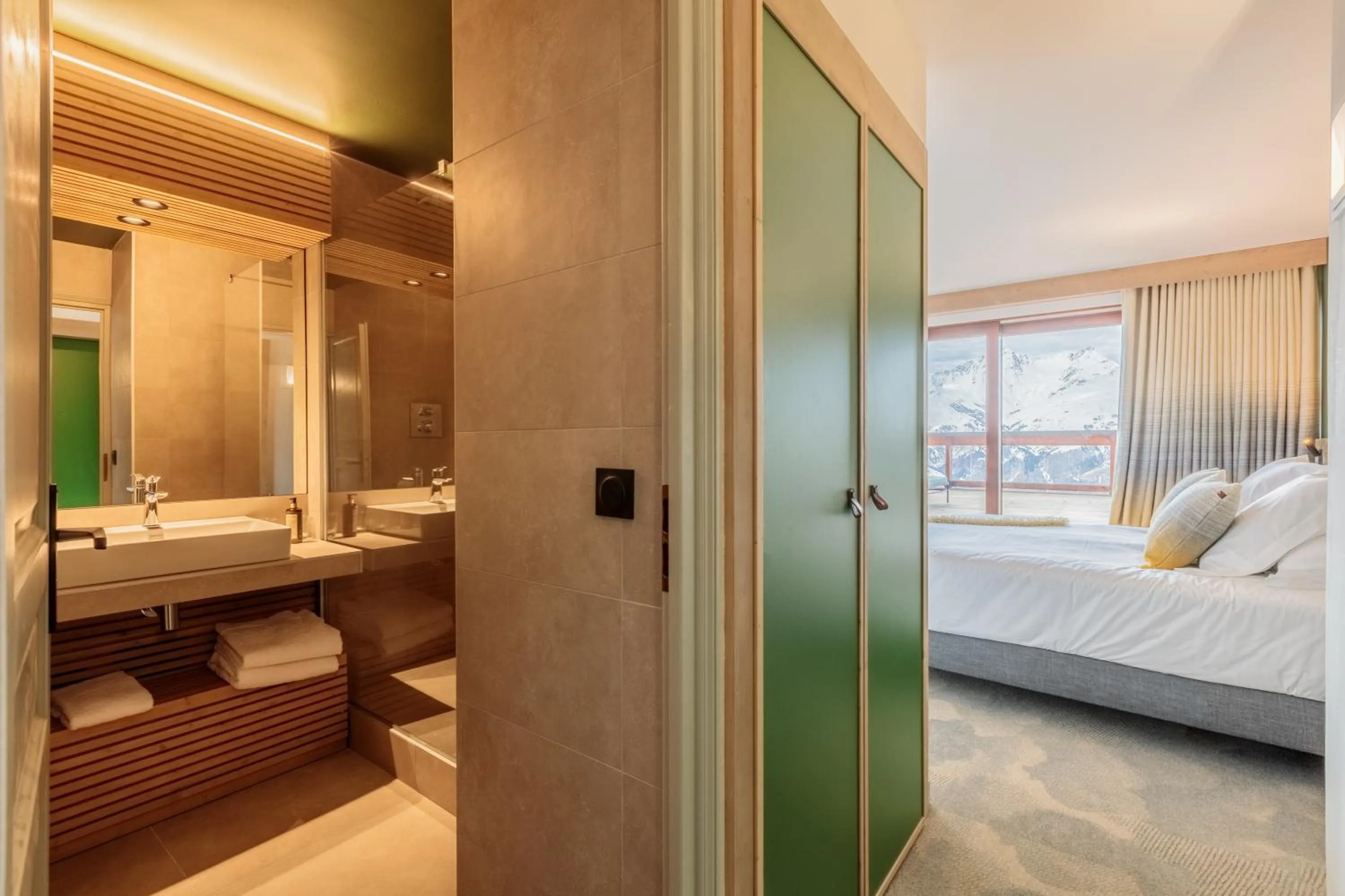 Shower, Bed in La Cachette, Friendly Hotel & Spa