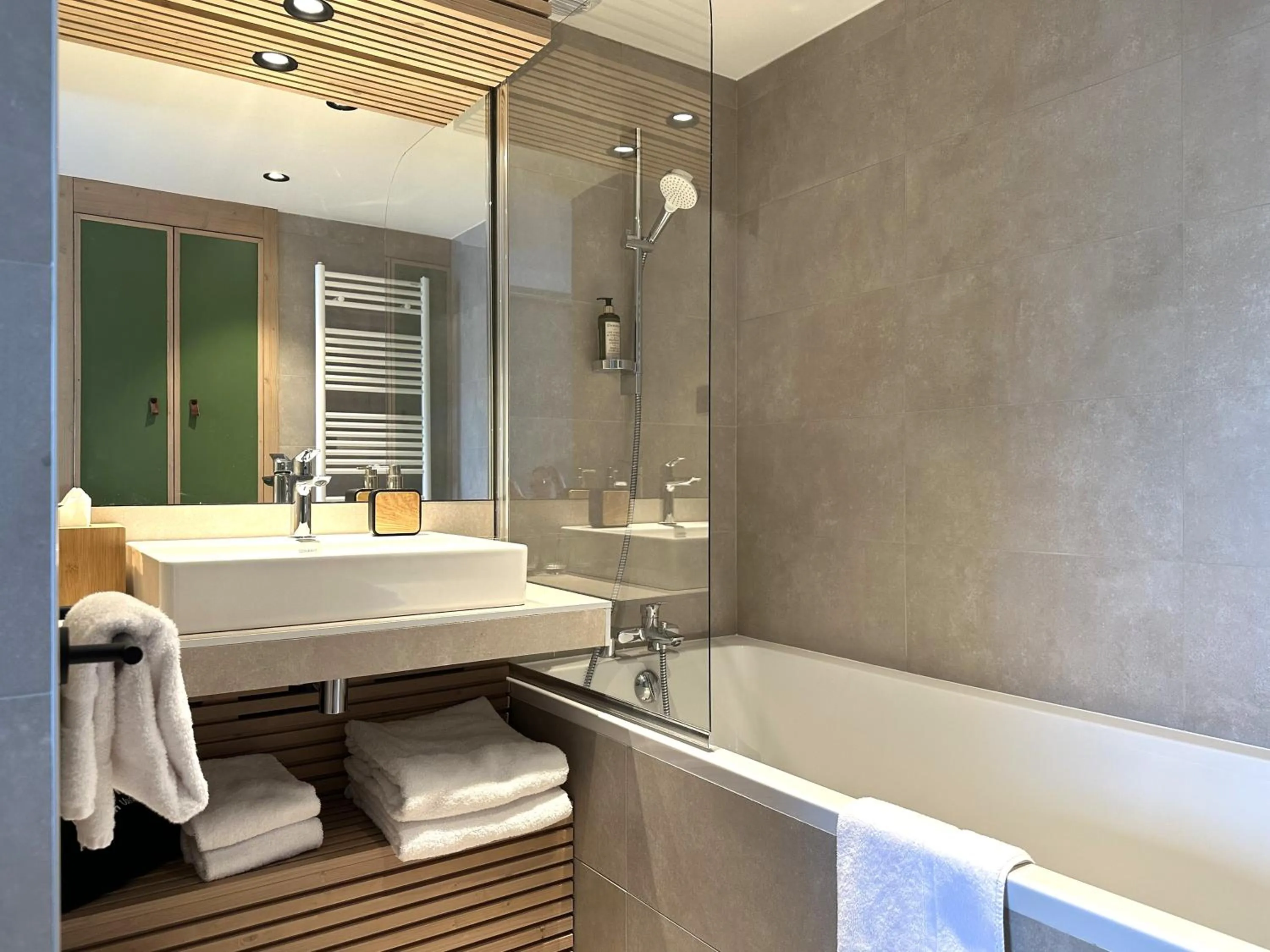 Bathroom in La Cachette, Friendly Hotel & Spa