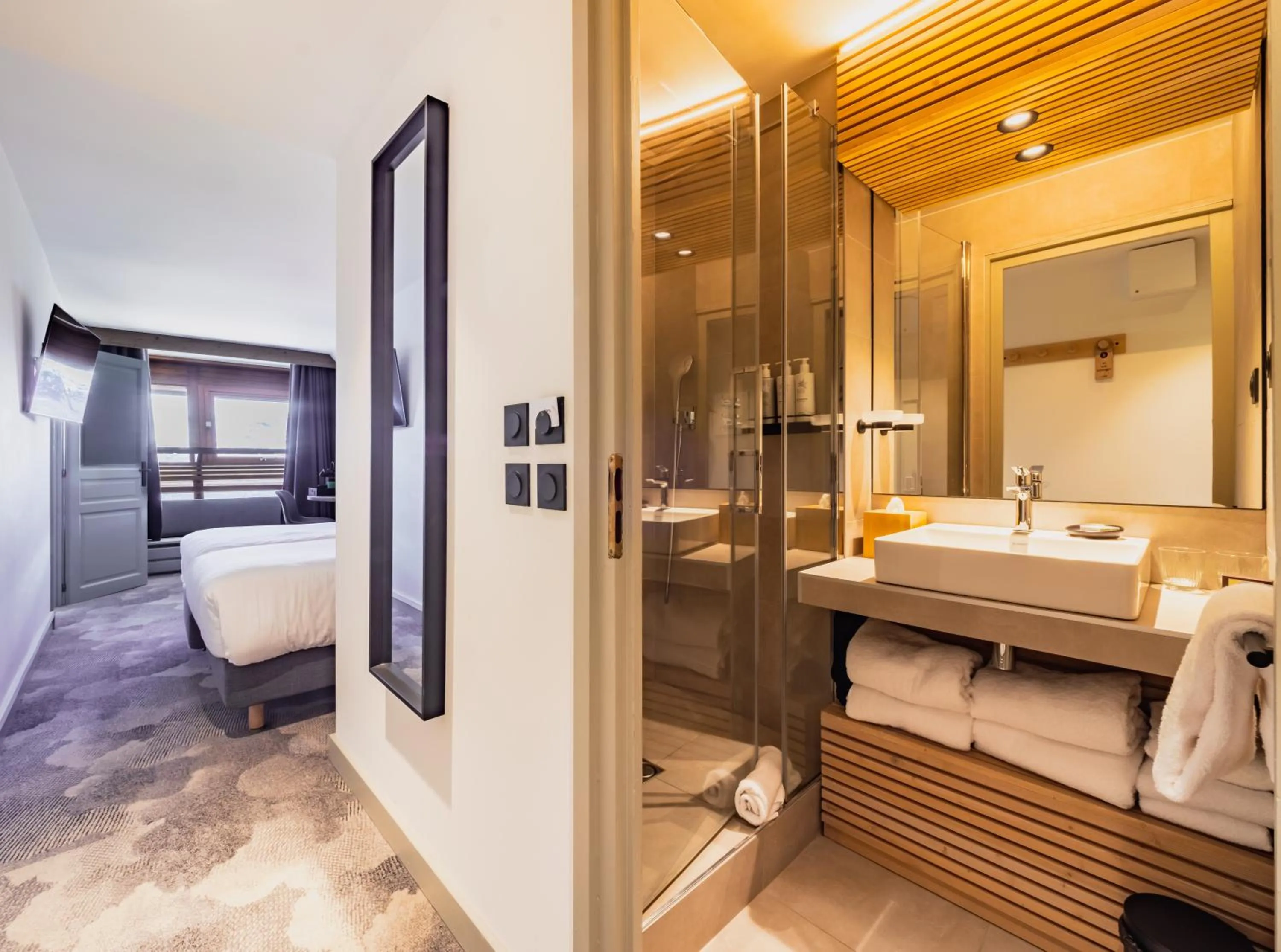 Shower, Bed in La Cachette, Friendly Hotel & Spa