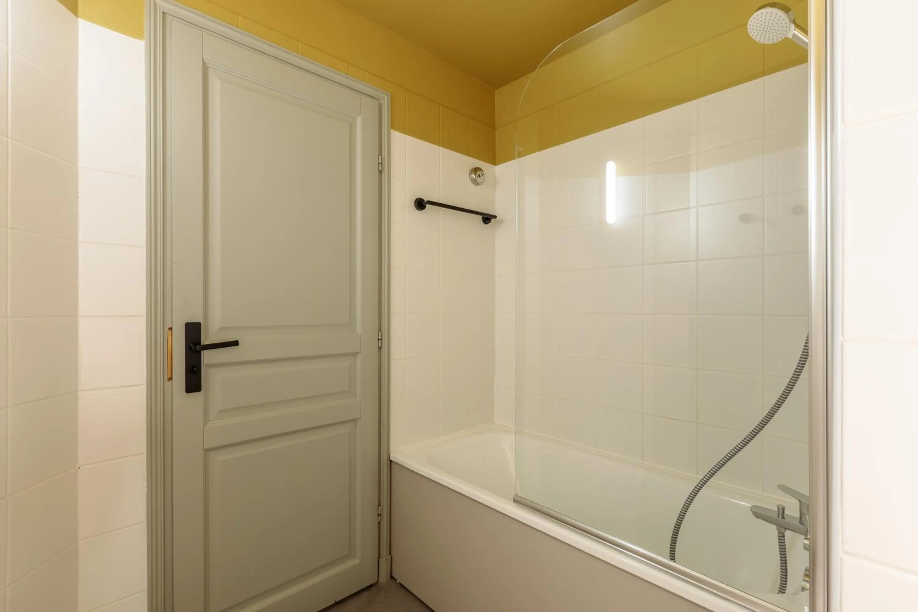 Bathroom in La Cachette, Friendly Hotel & Spa