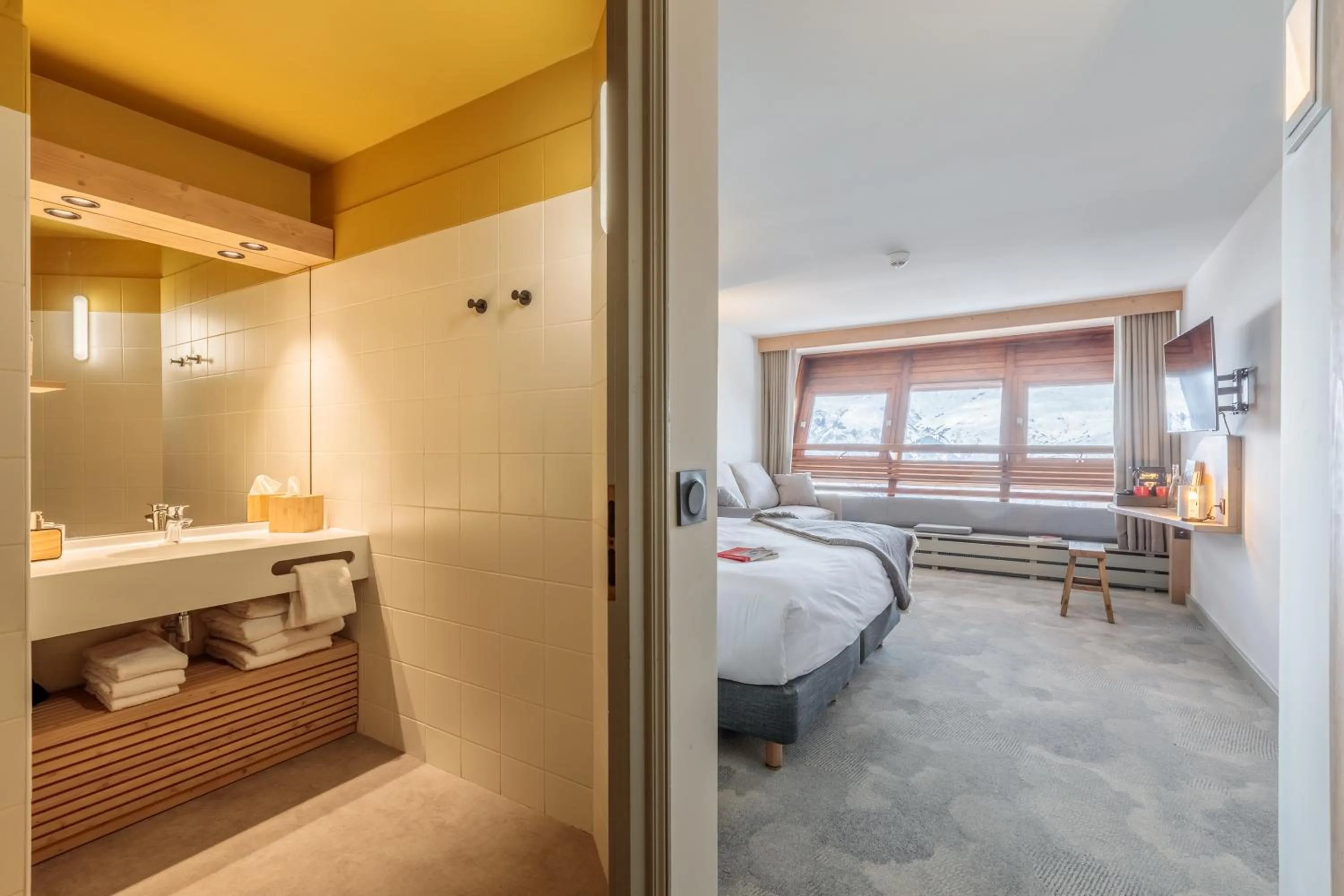 Bathroom, Bed in La Cachette, Friendly Hotel & Spa