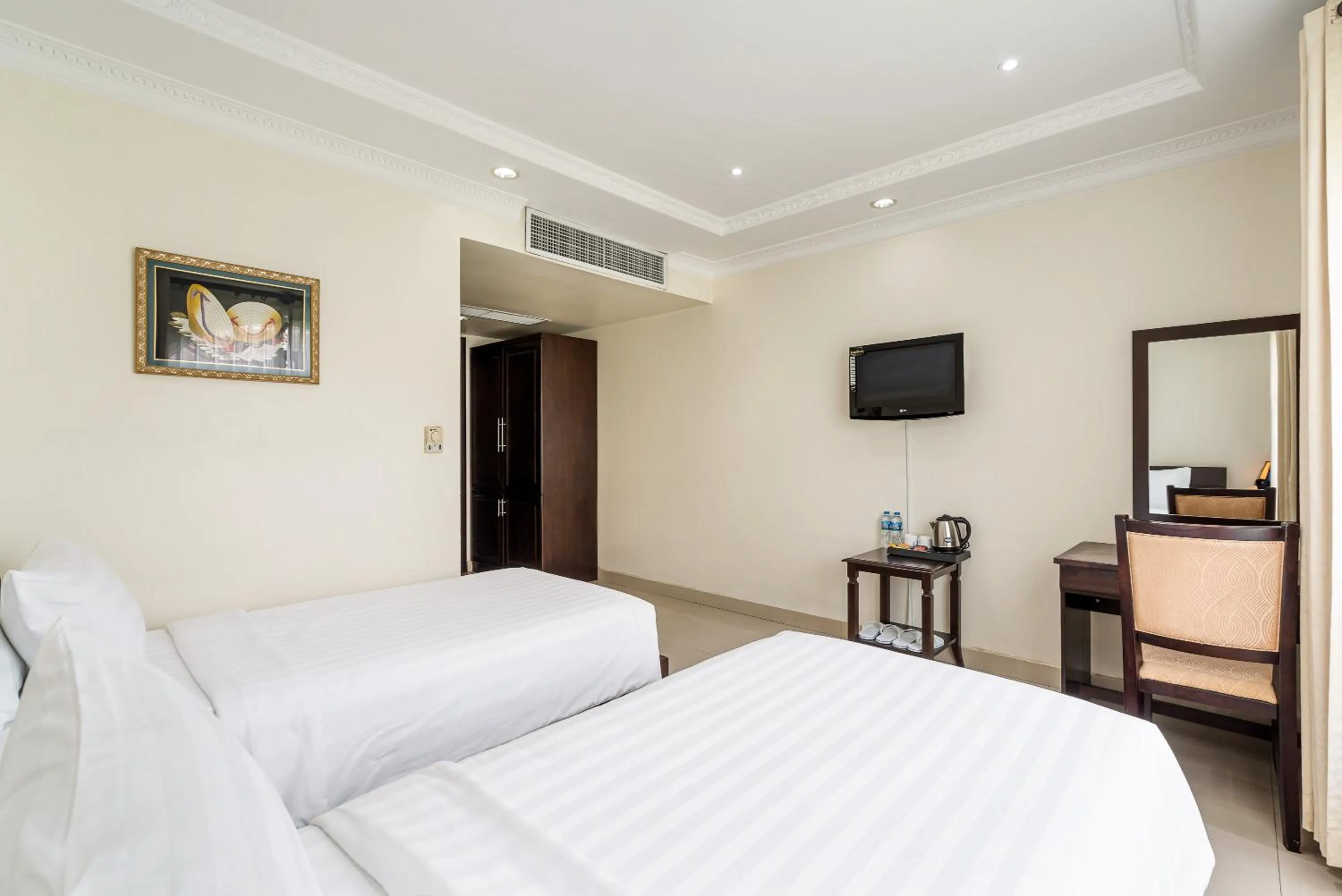 Bed in La Bonita Hotel and Apartments