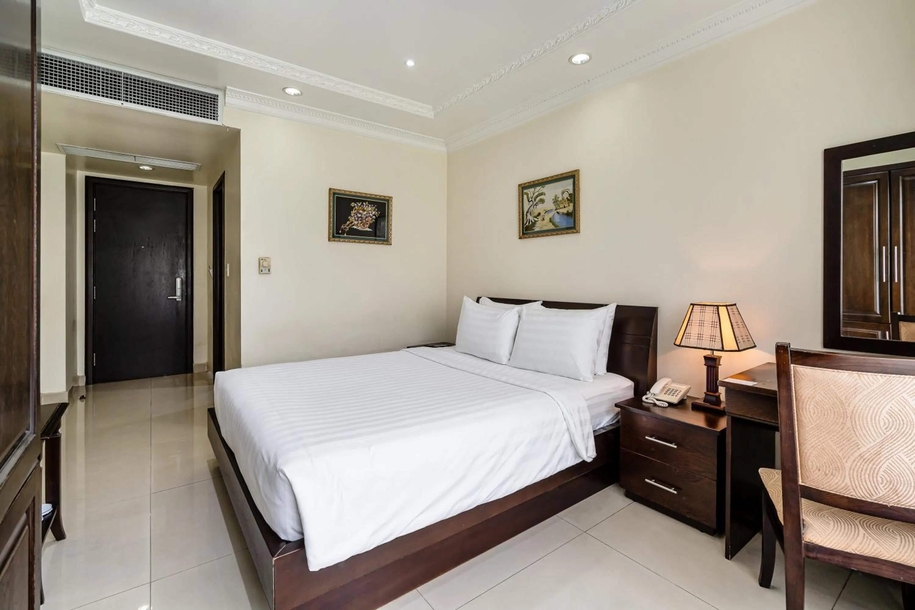 Bed in La Bonita Hotel and Apartments