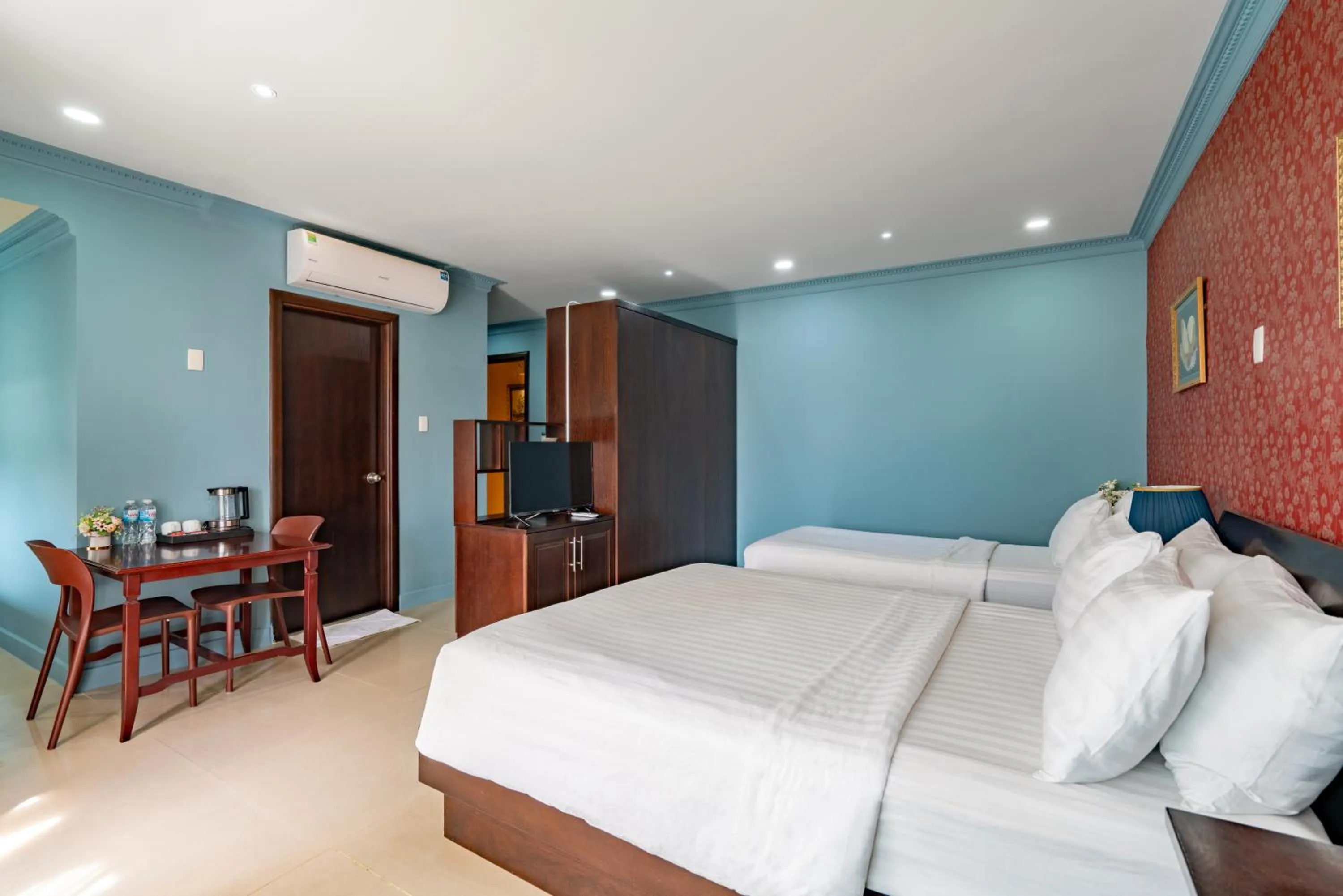 Living room, Bed in La Bonita Hotel and Apartments