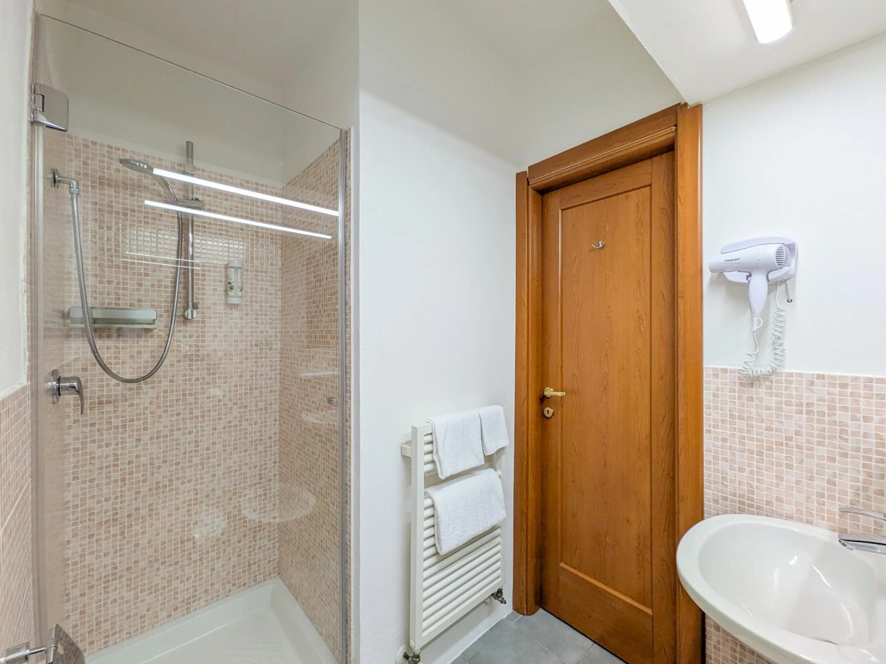 Shower in Hotel Lauri