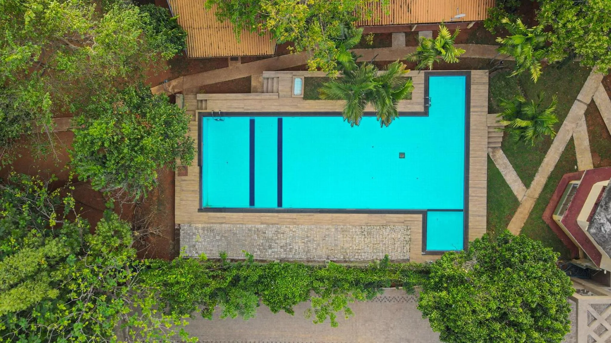 Swimming pool in Lavendish Country Resort