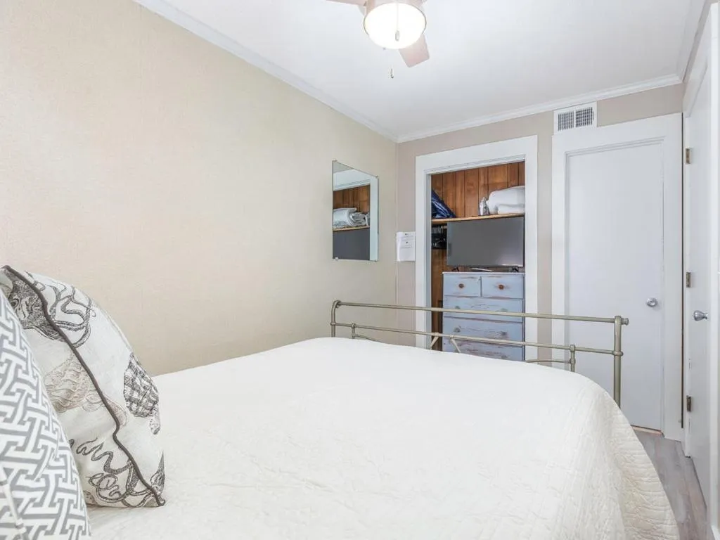 Bed in Beach Racquet B202