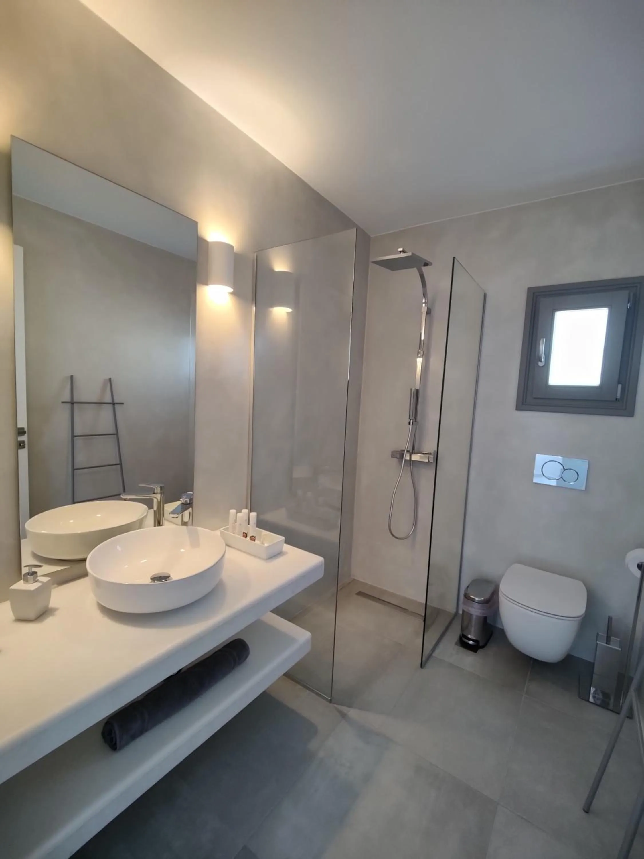 Shower in Alexander Suites