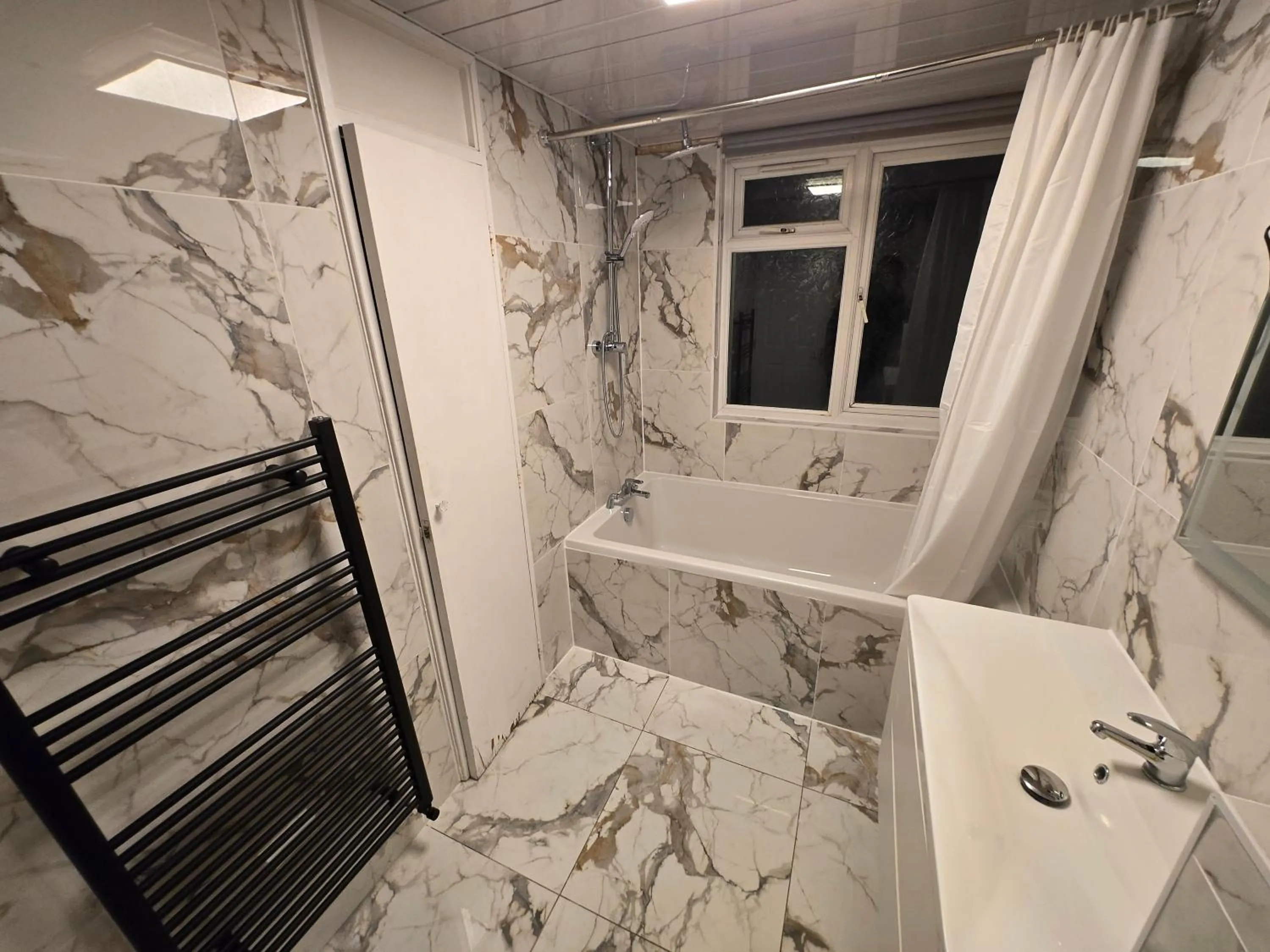 Bathroom in SnoozeDen Chalvey - Free Parking, Near M4 J6