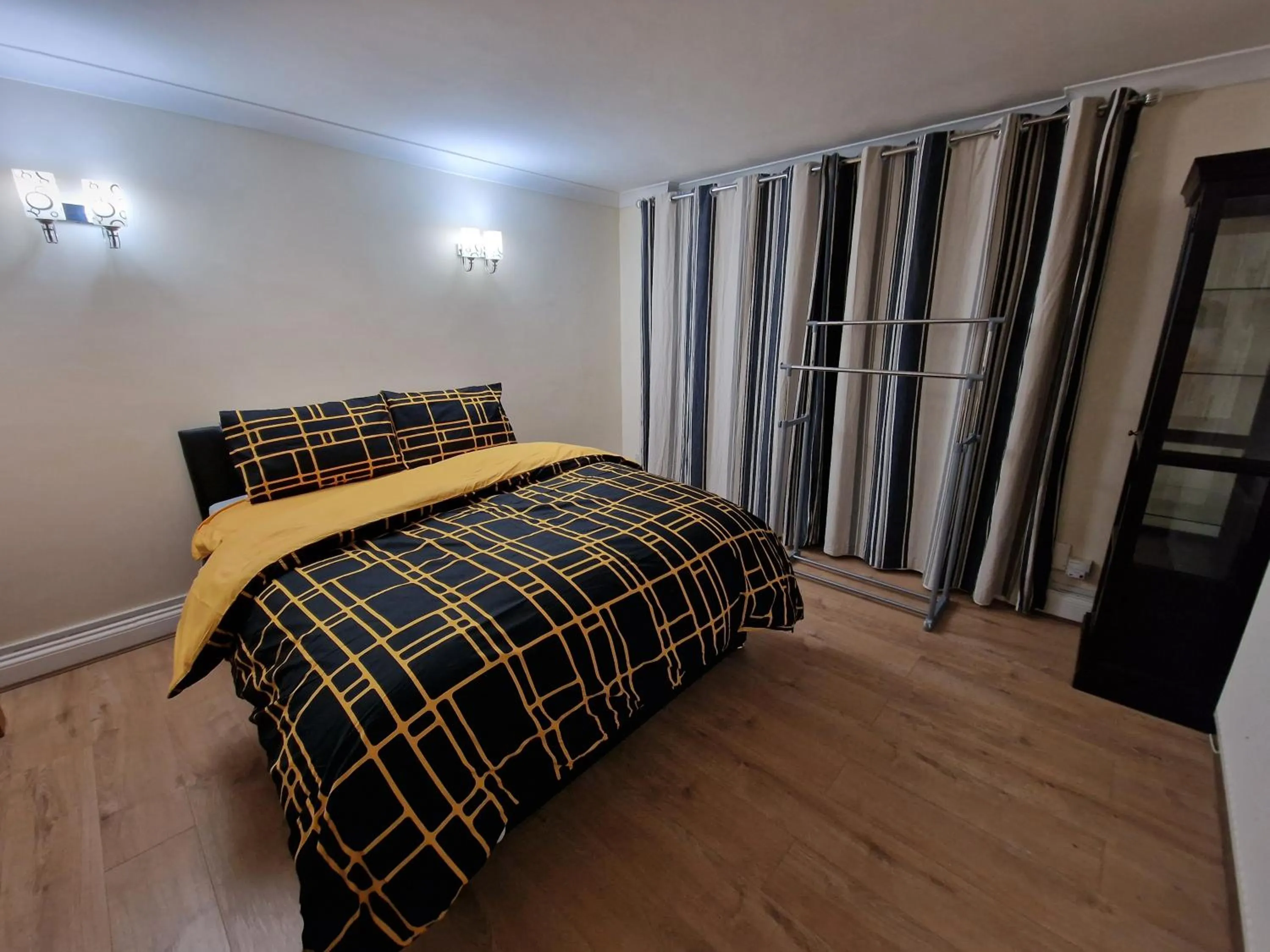 Bedroom, Bed in SnoozeDen Chalvey - Free Parking, Near M4 J6