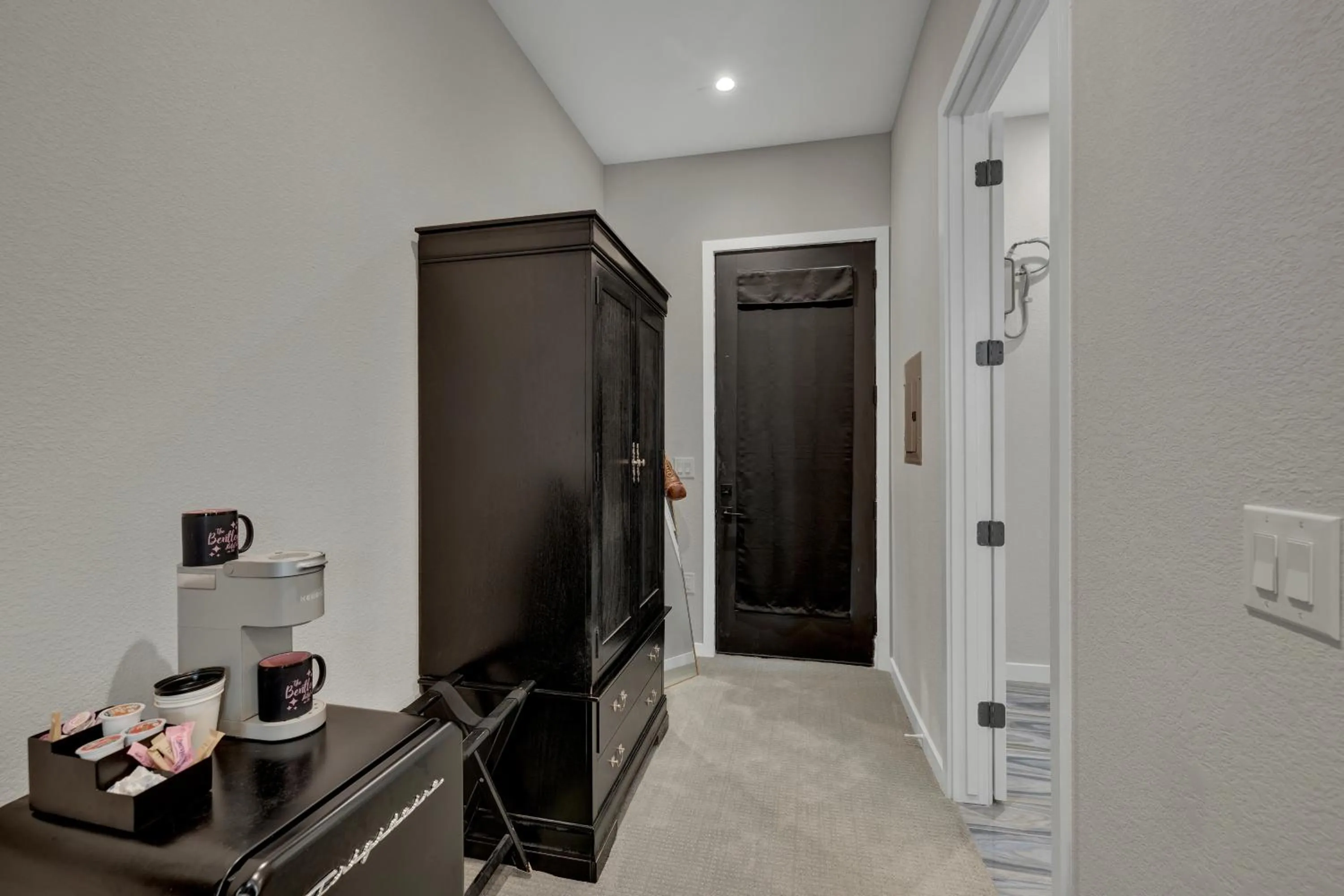 Coffee/tea facilities in The Bentley Hotel on 290