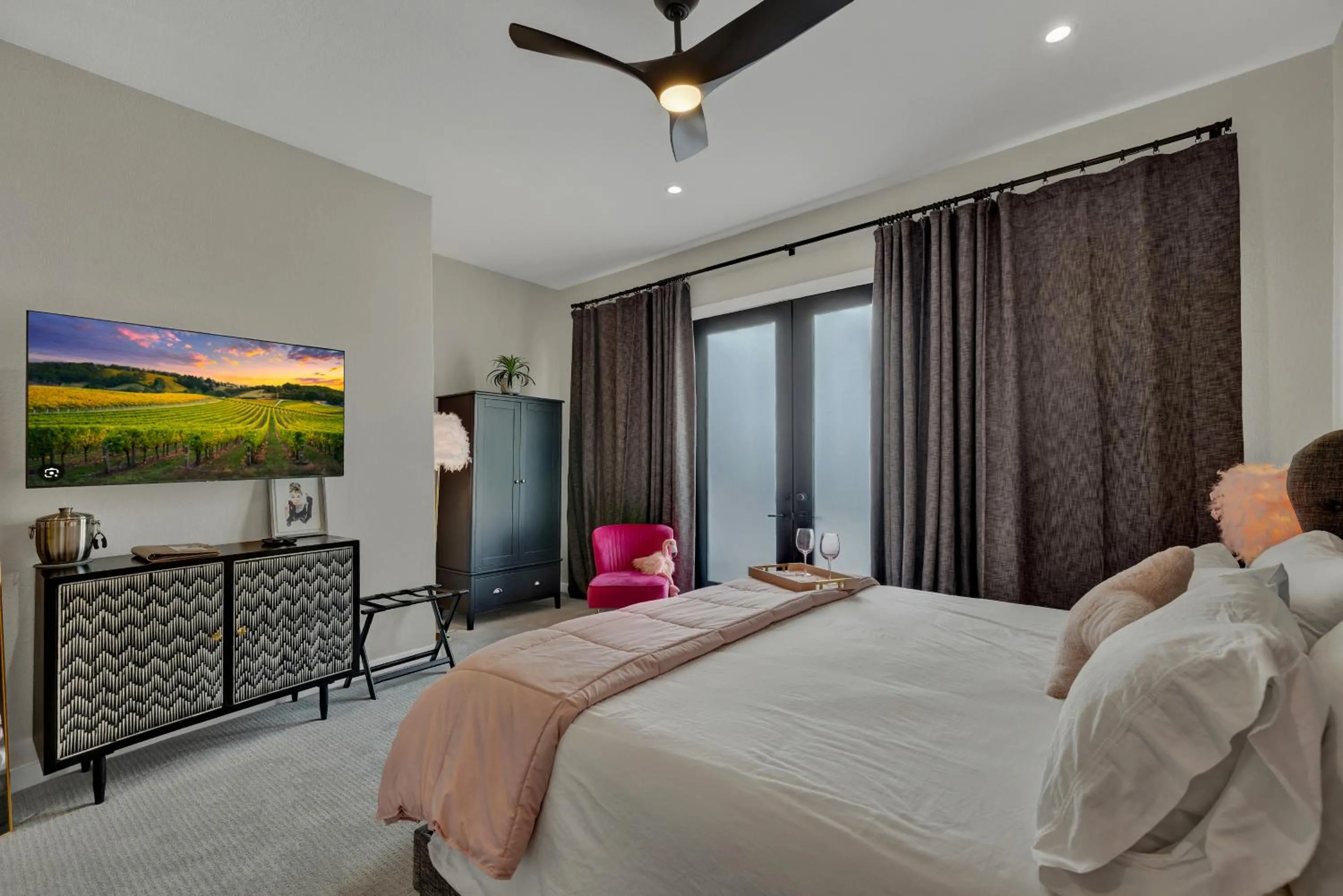 TV and multimedia, Bed in The Bentley Hotel on 290