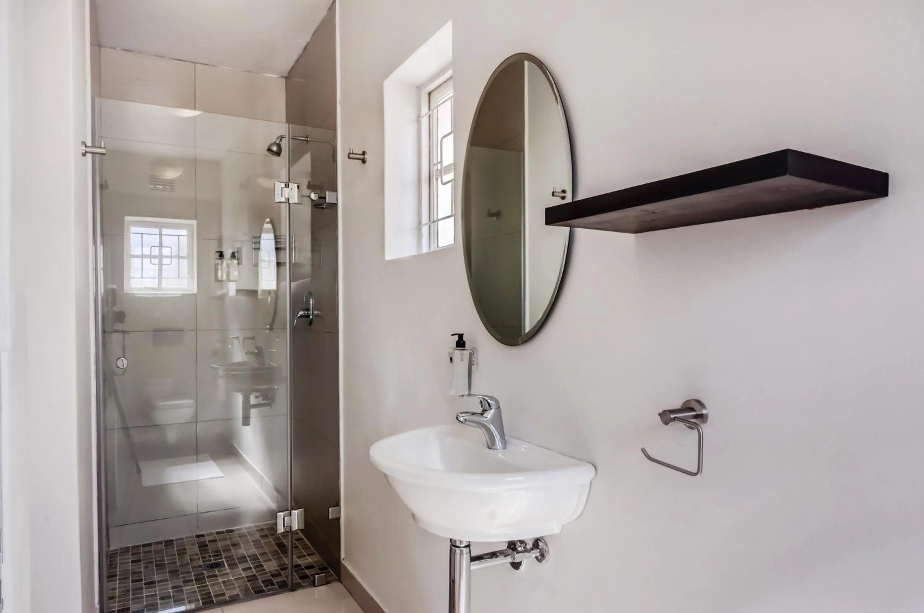 Shower in First Avenue Guesthouse