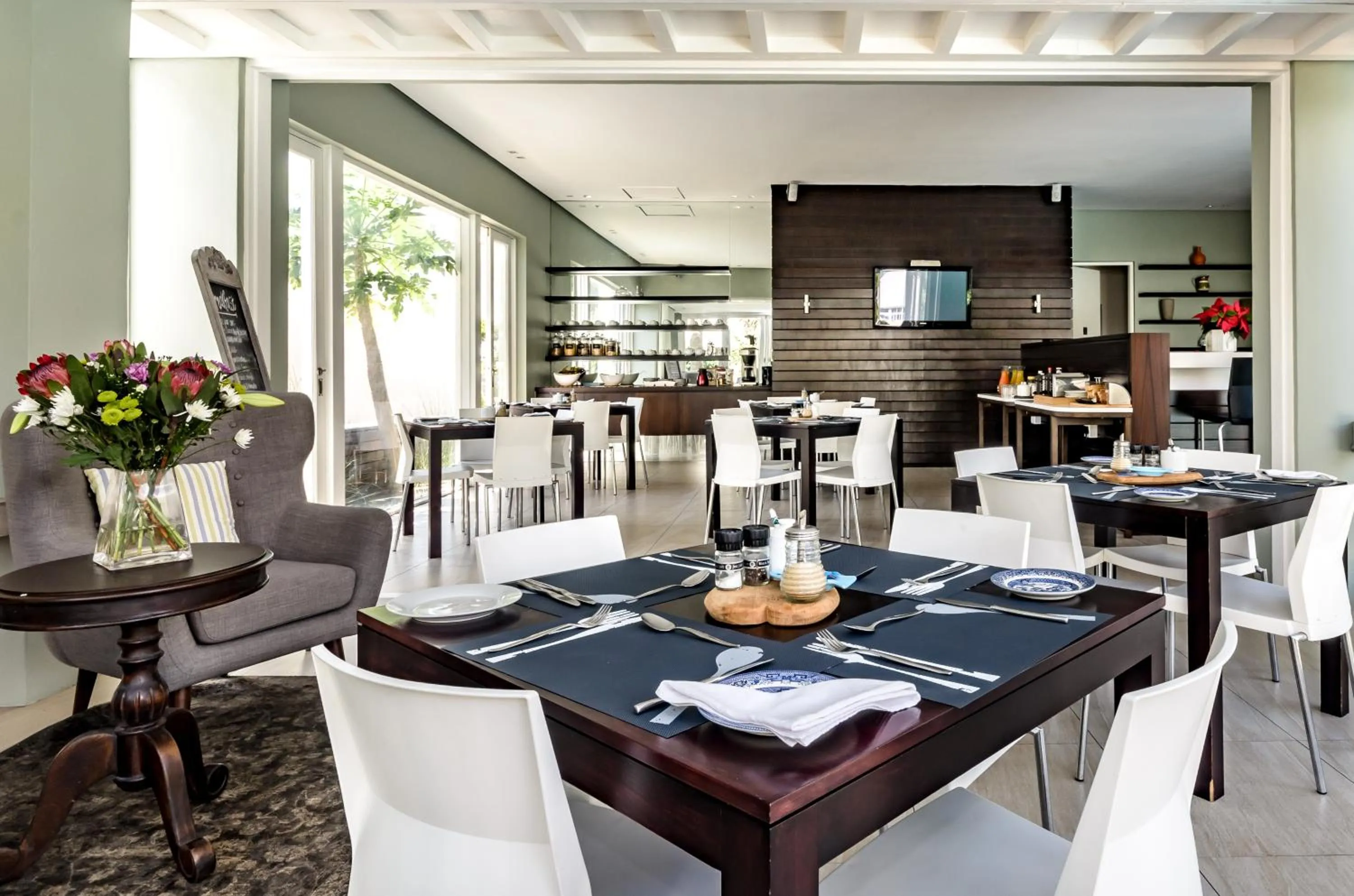 Restaurant/places to eat in First Avenue Guesthouse