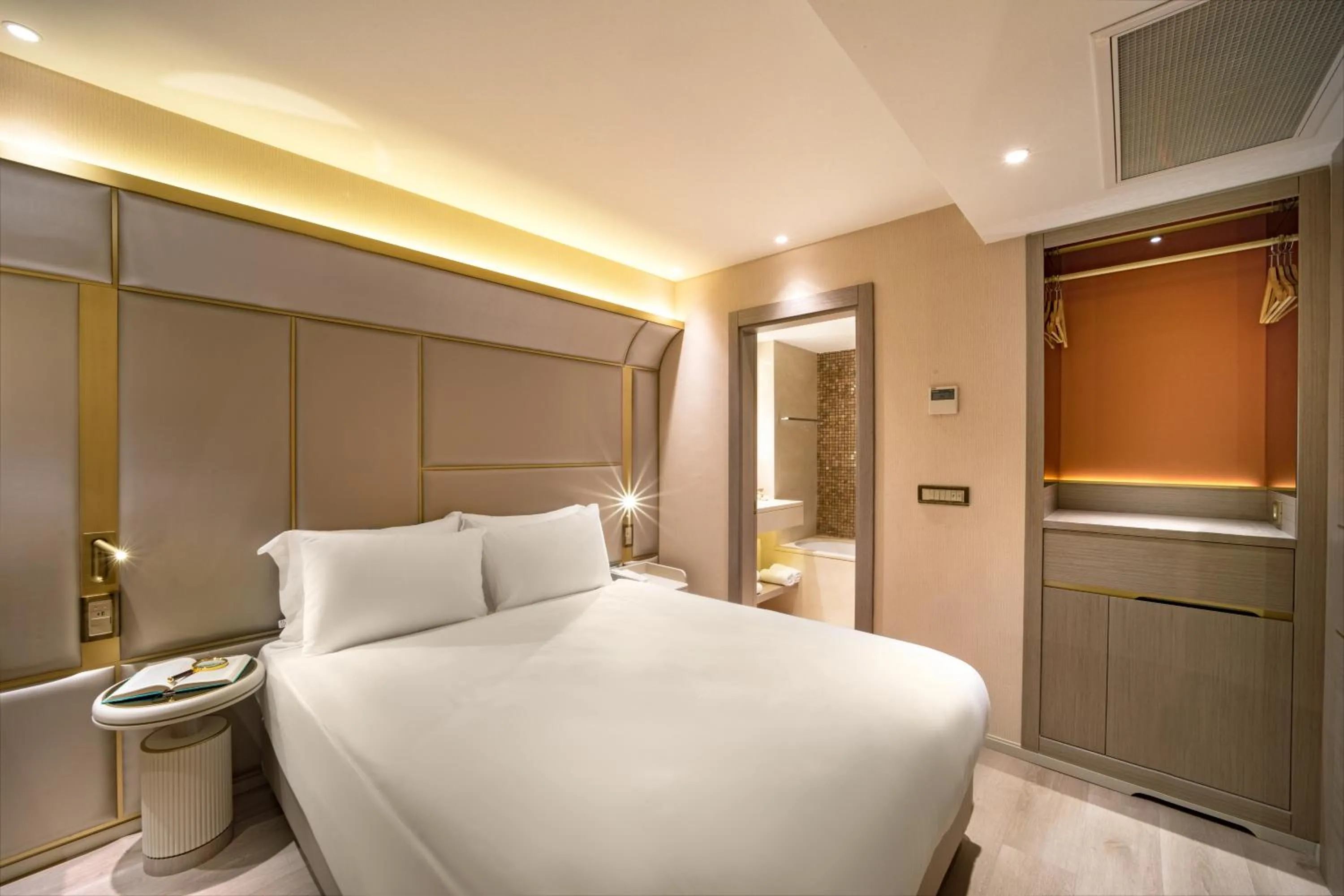 Photo of the whole room, Bed in Bentley Hotel Bosphorus - Special Class