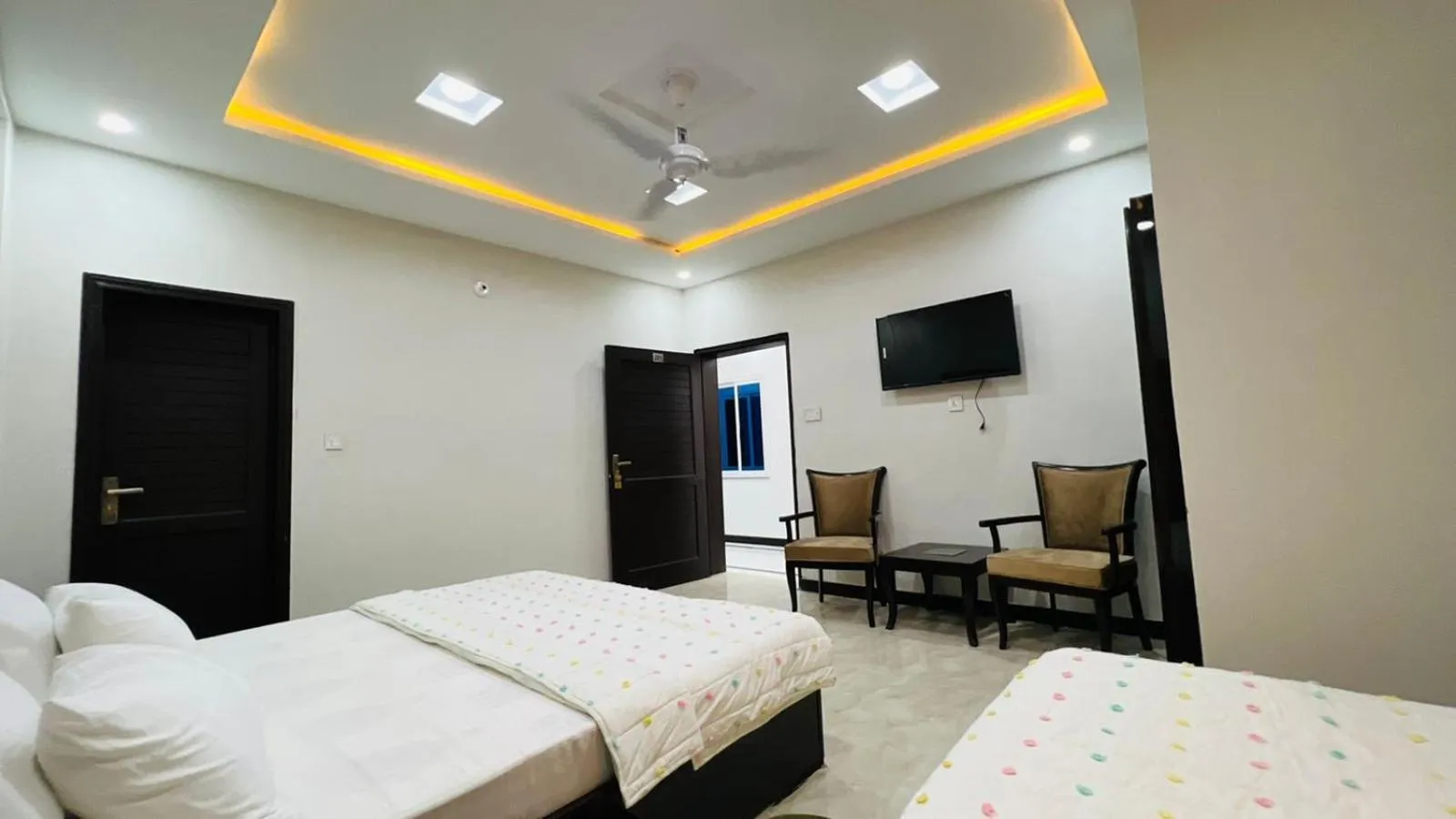 Communal lounge/ TV room, Bed in Hotel 11