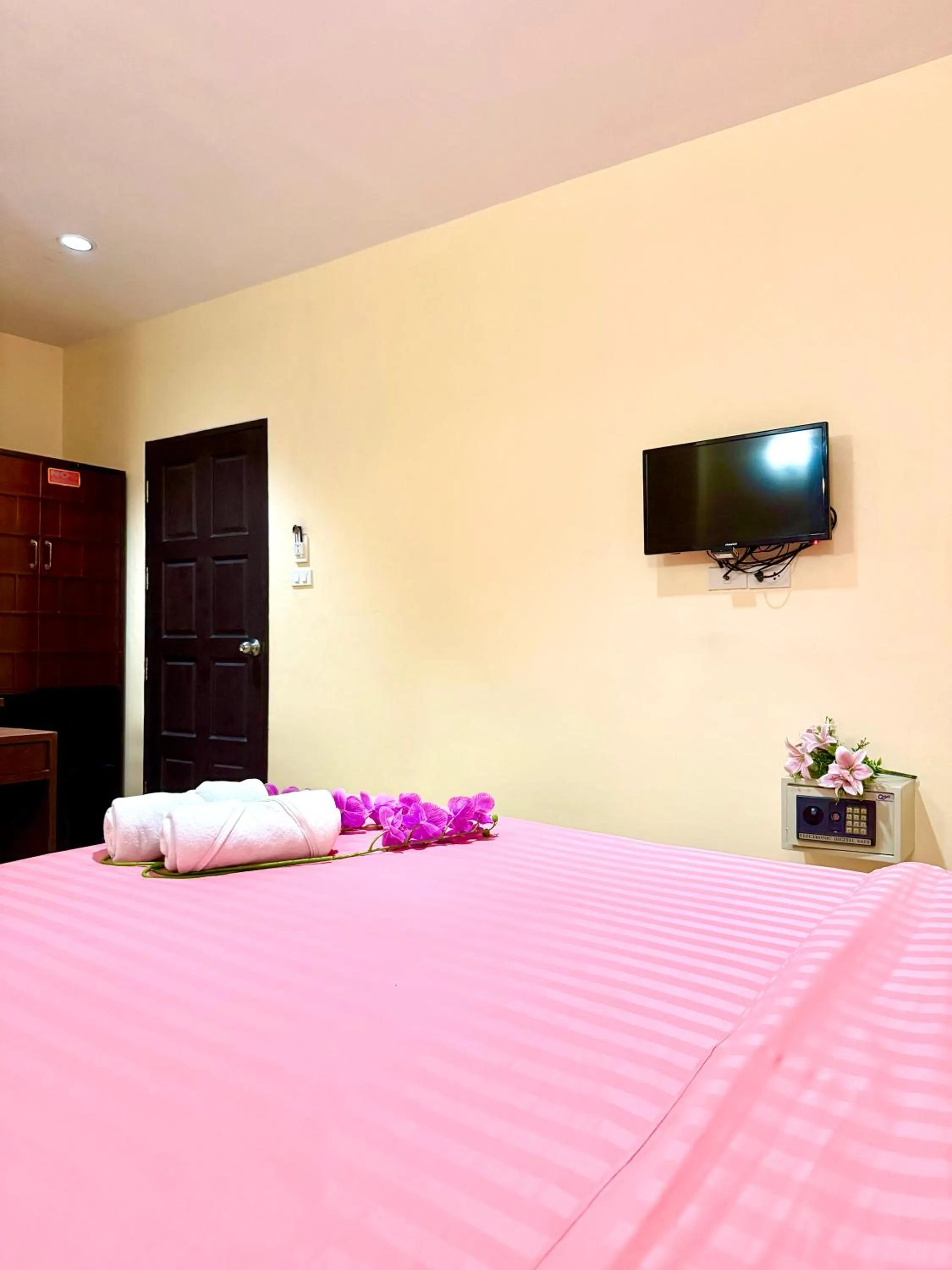 Bed in Happy Holidays Patong