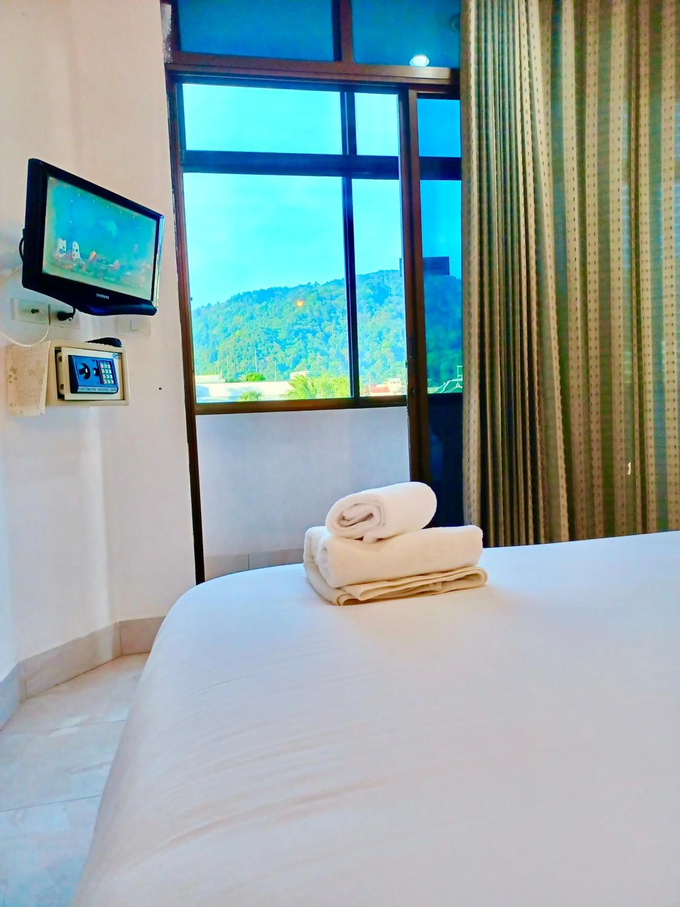 Bed in Happy Holidays Patong