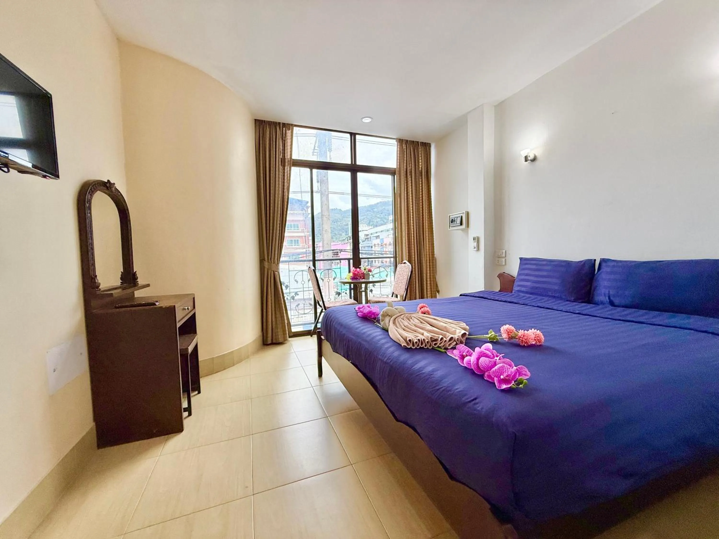 Bed in Happy Holidays Patong