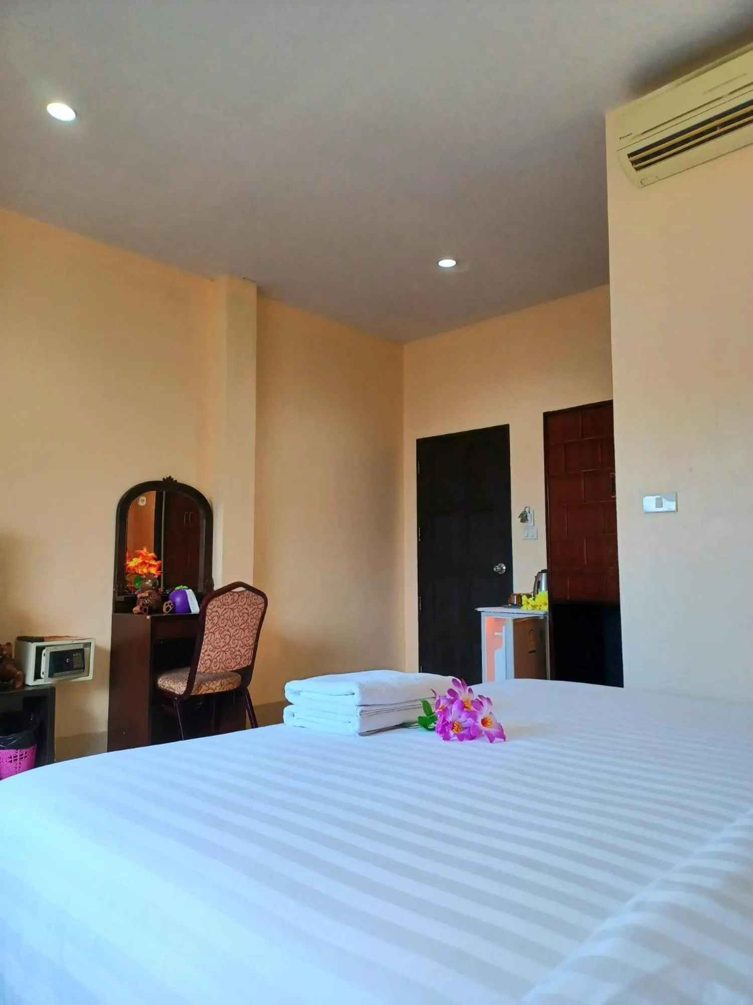 Photo of the whole room, Bed in Happy Holidays Patong