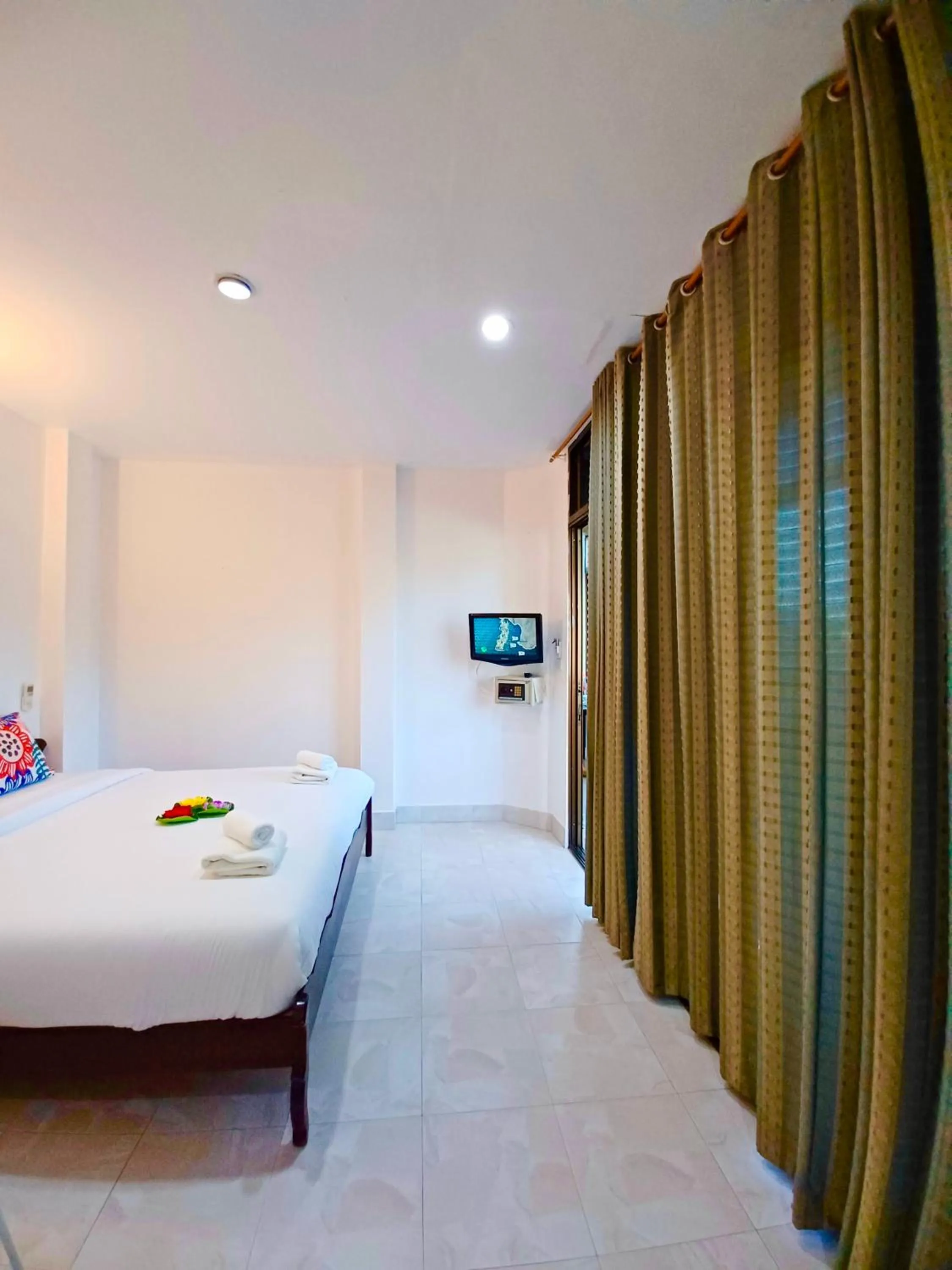 Bed in Happy Holidays Patong