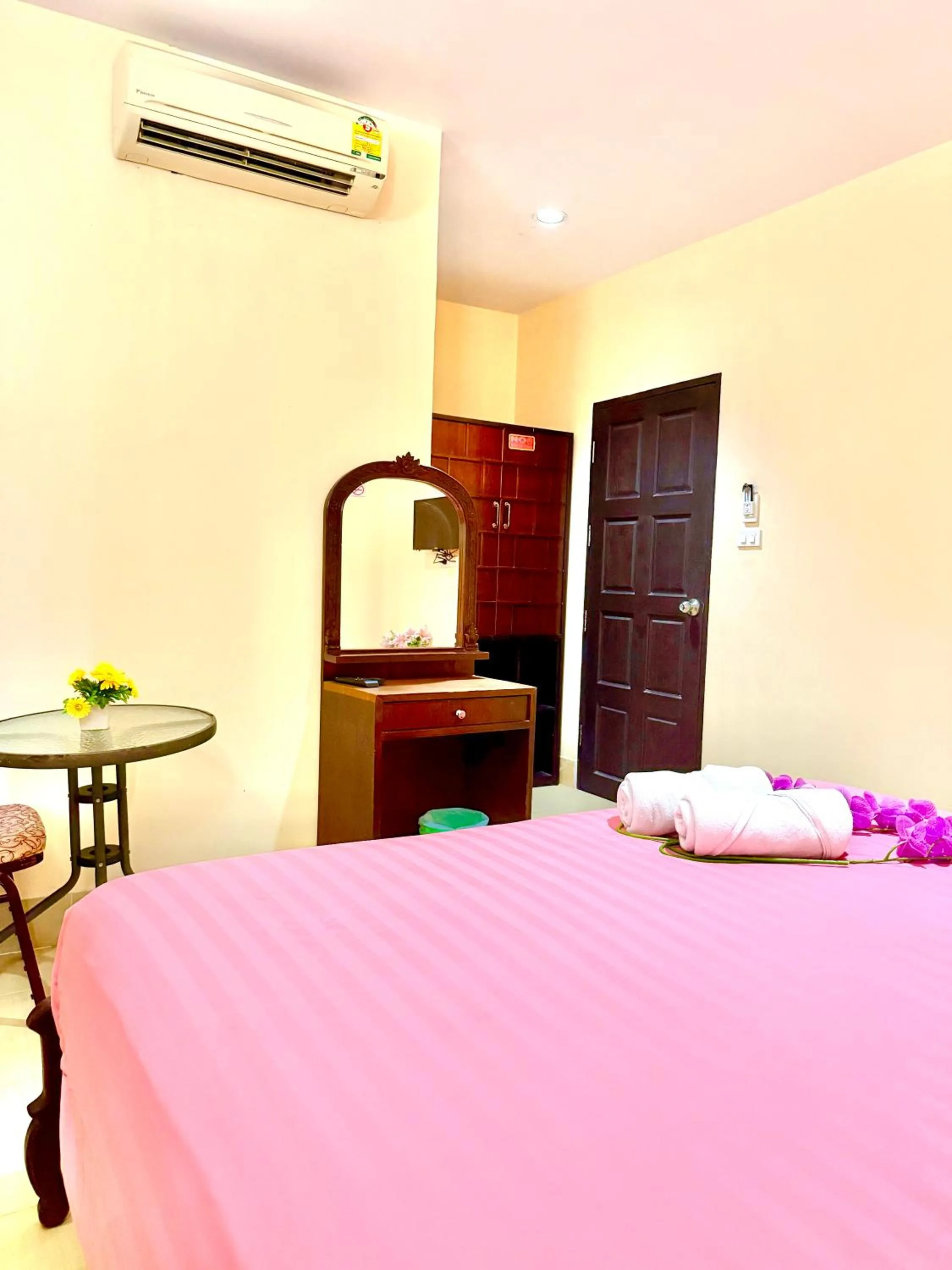 Bed in Happy Holidays Patong