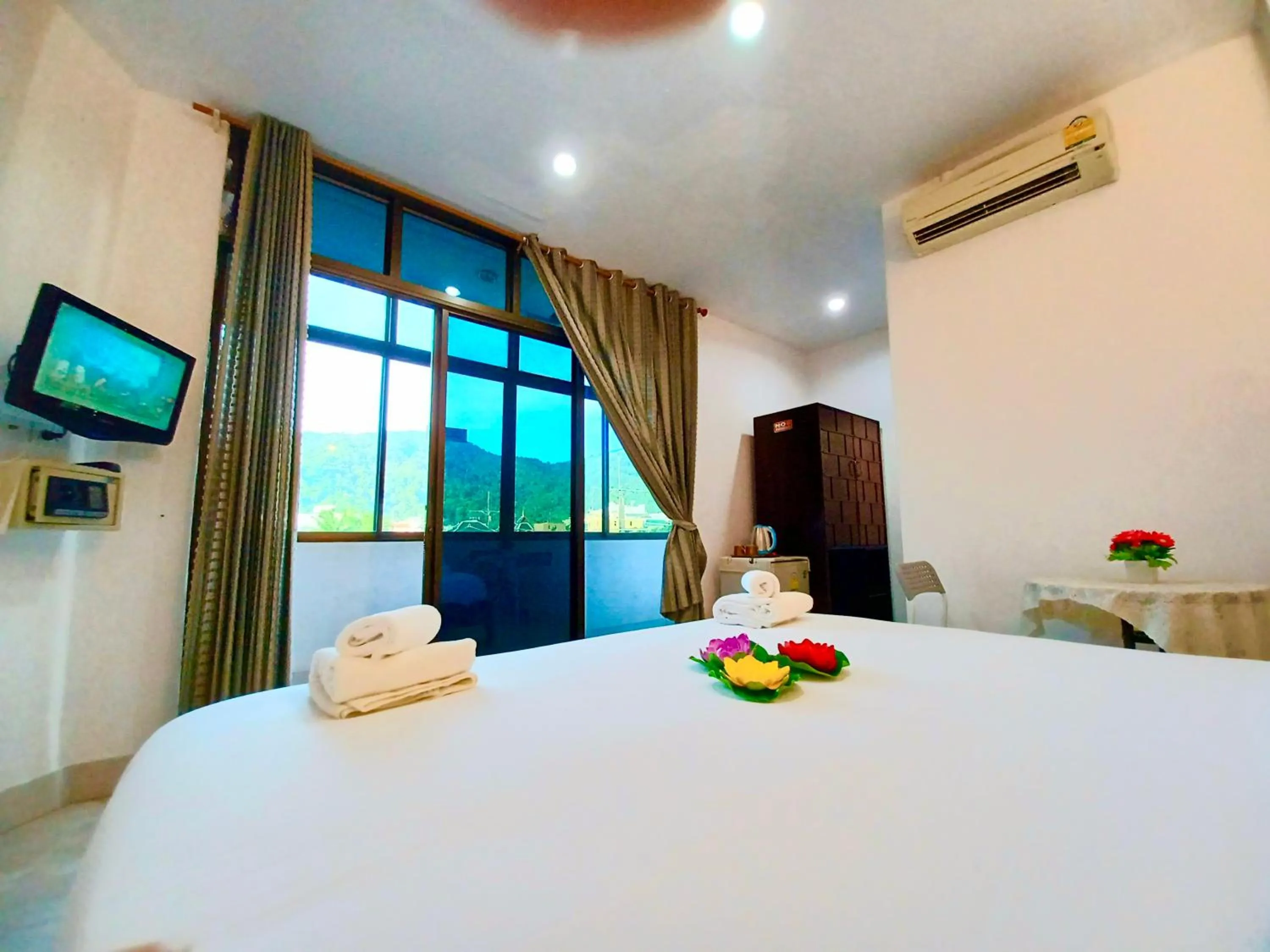 Bed in Happy Holidays Patong