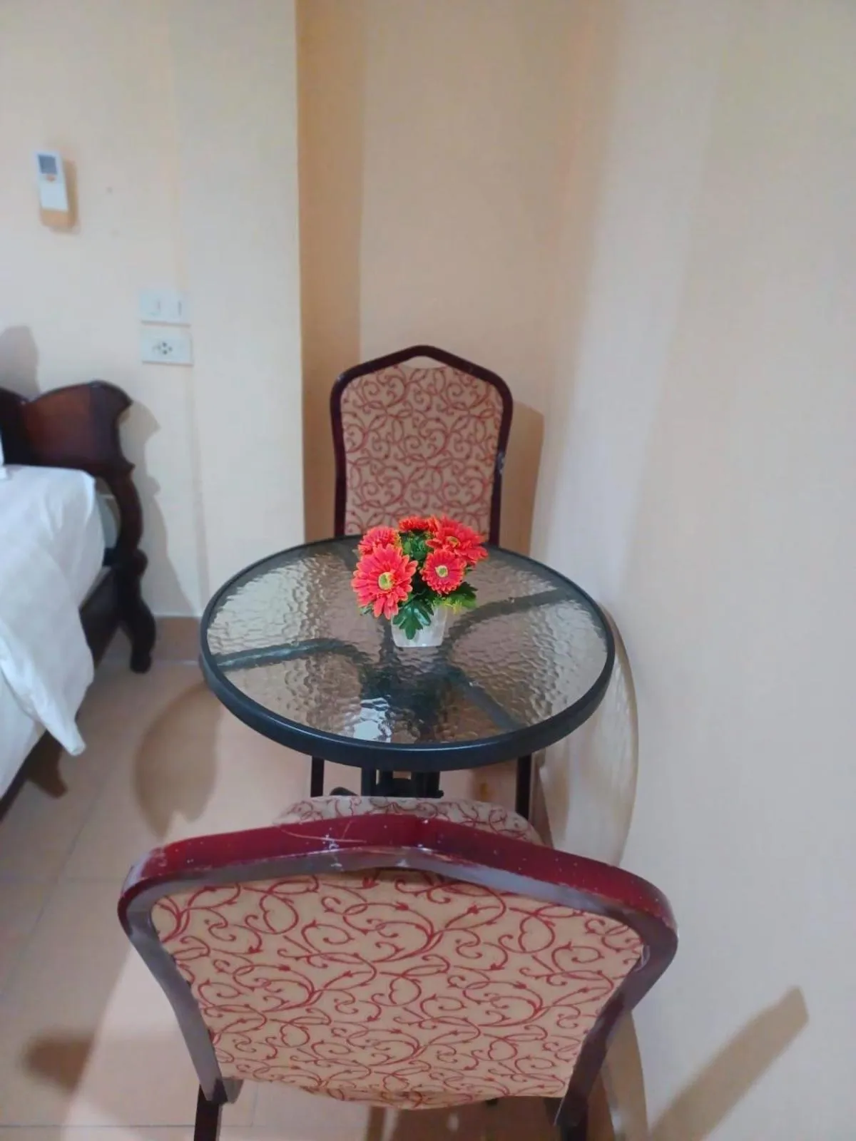 Dining area, Bed in Happy Holidays Patong