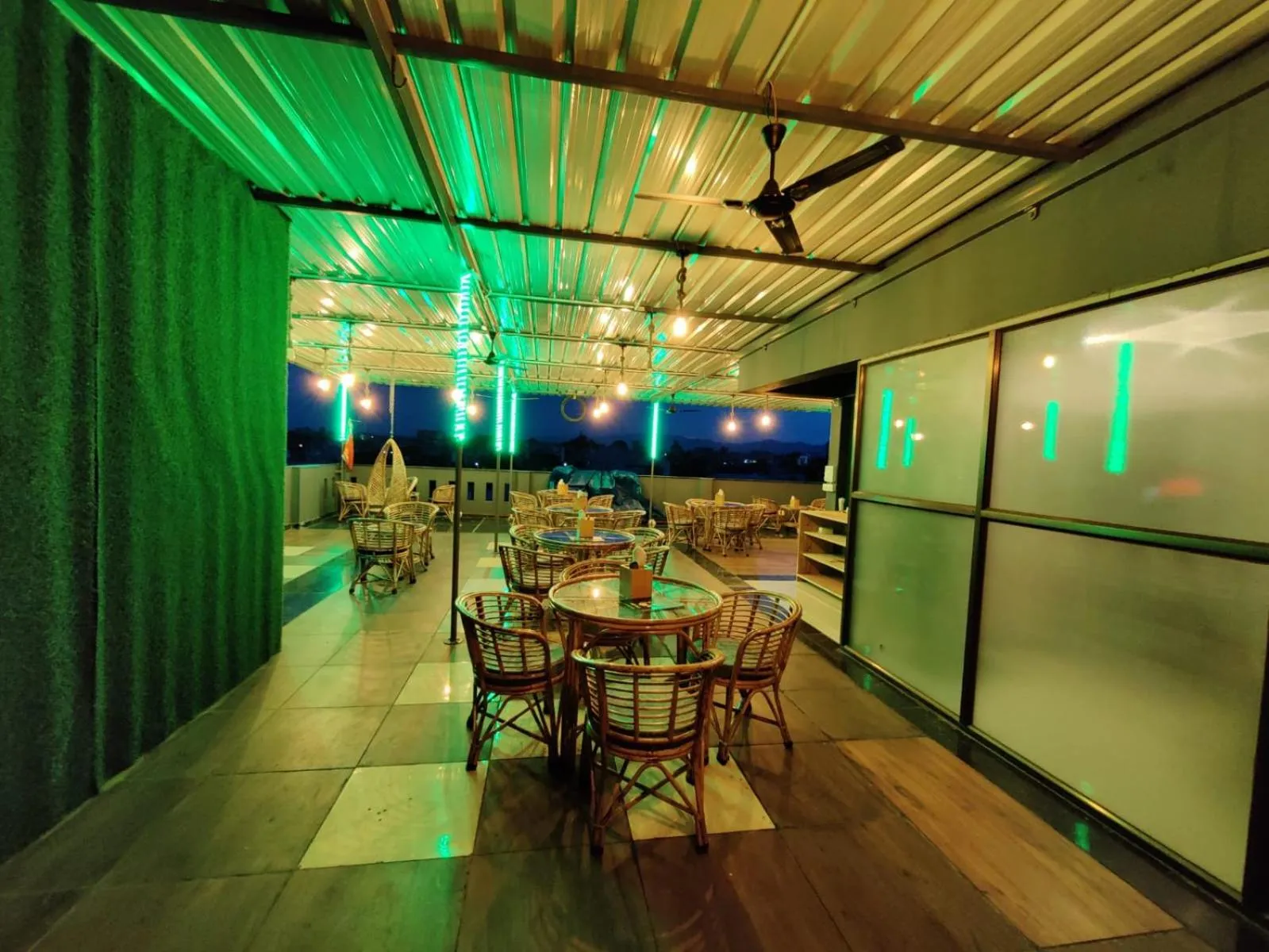 Restaurant/places to eat in Hotel Townhouse at Udaipur City Railway Station