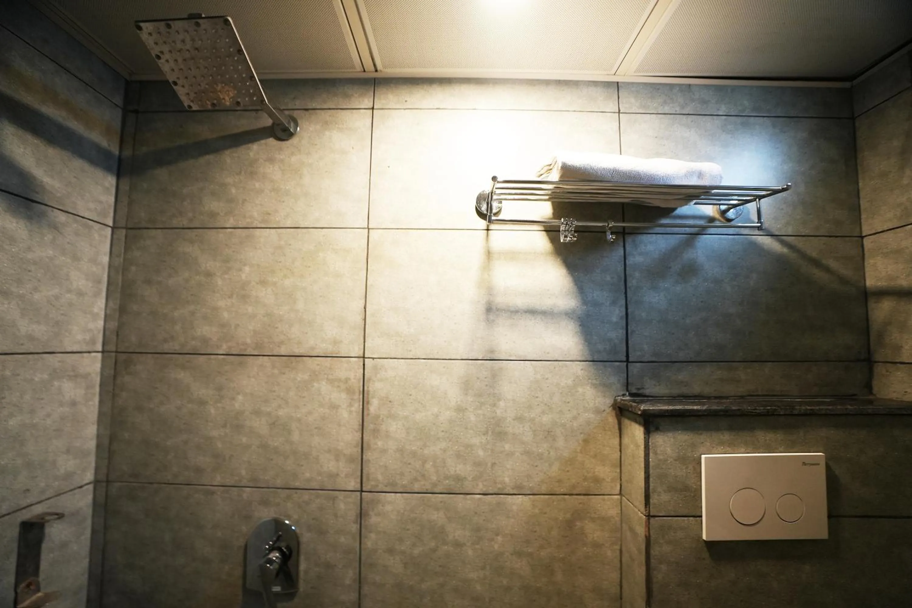 Bathroom in Hotel Townhouse at Udaipur City Railway Station