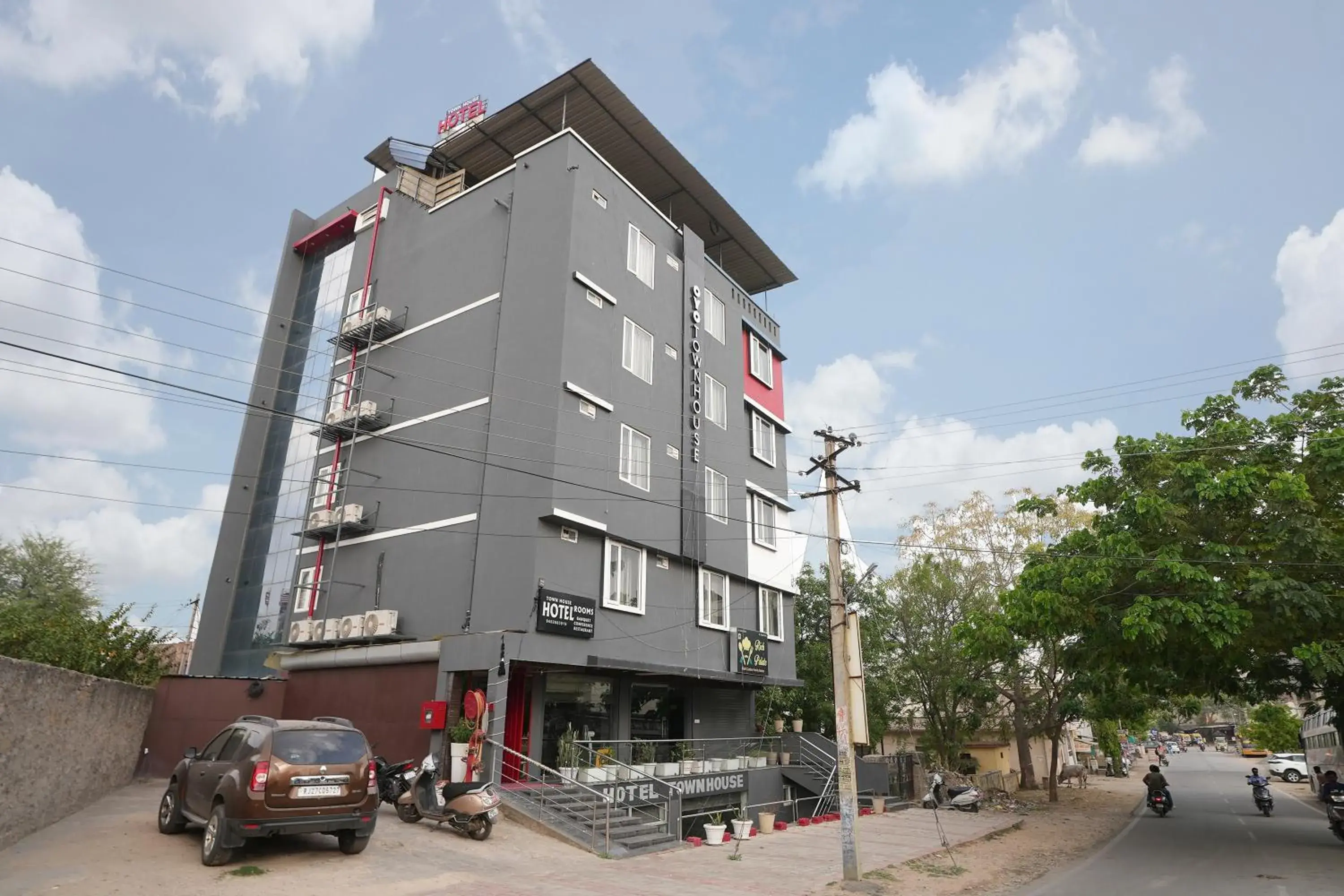 Property building in Hotel Townhouse at Udaipur City Railway Station Property building in Hotel Townhouse at Udaipur City Railway Station