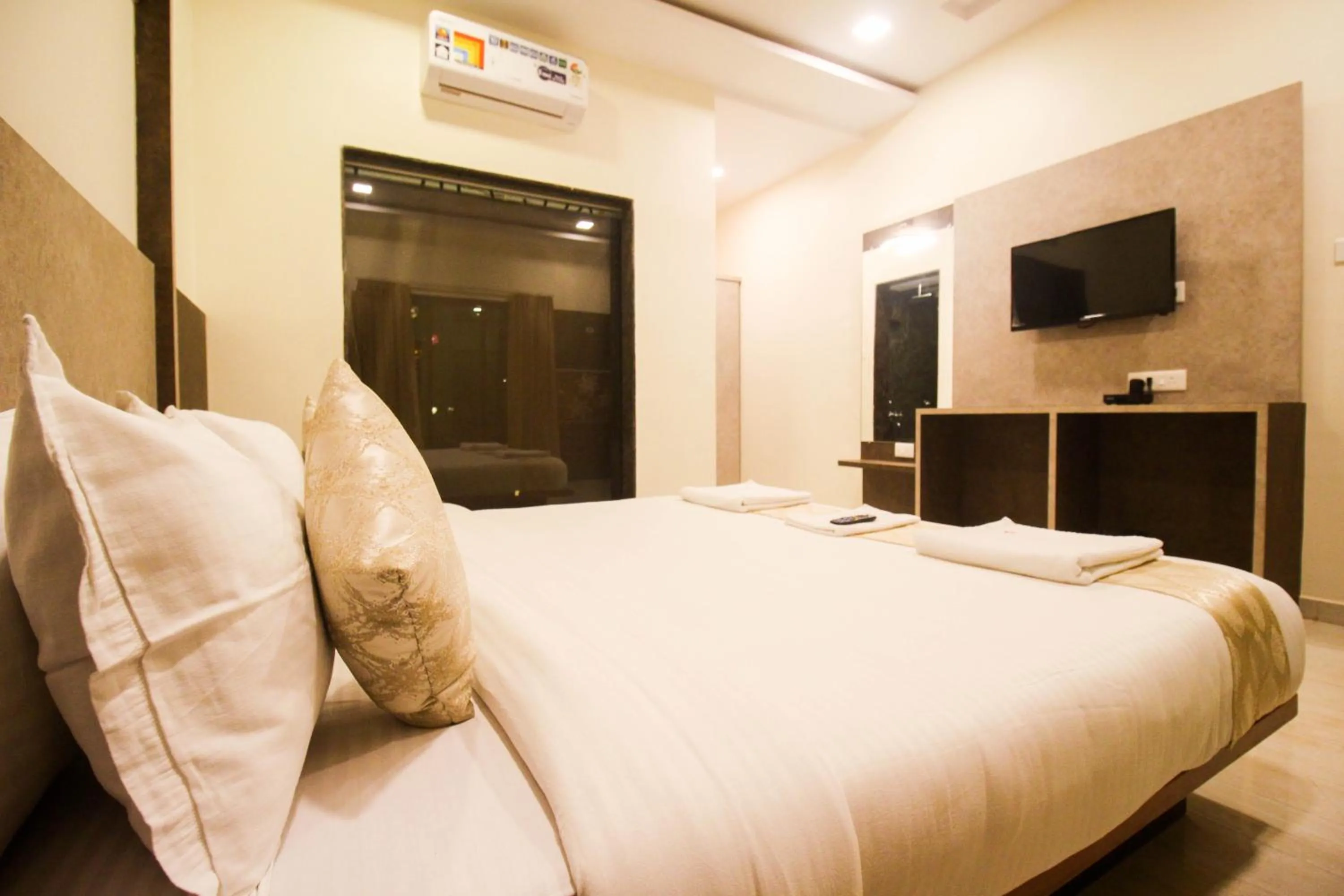 Bedroom, Bed in SHARDUL HERITAGE THE RESORT