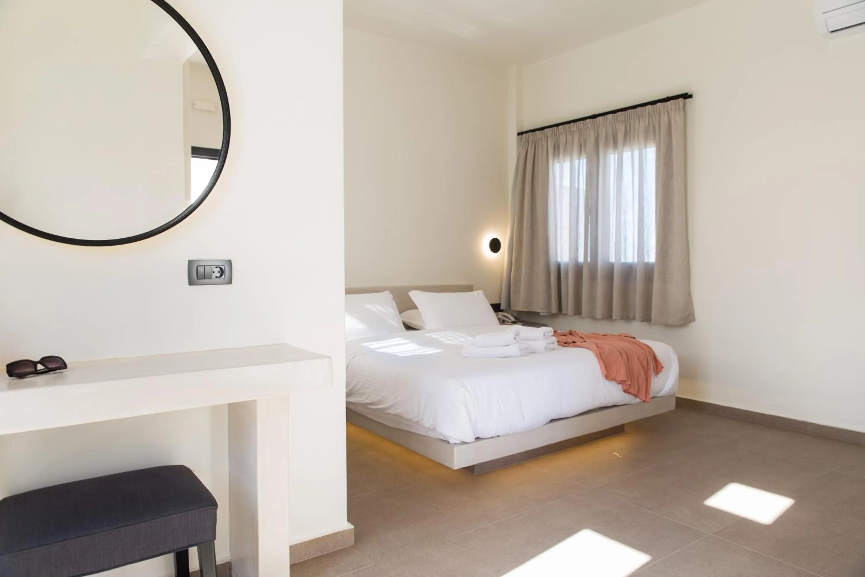 Bedroom, Bed in North Wind Luxury Suites