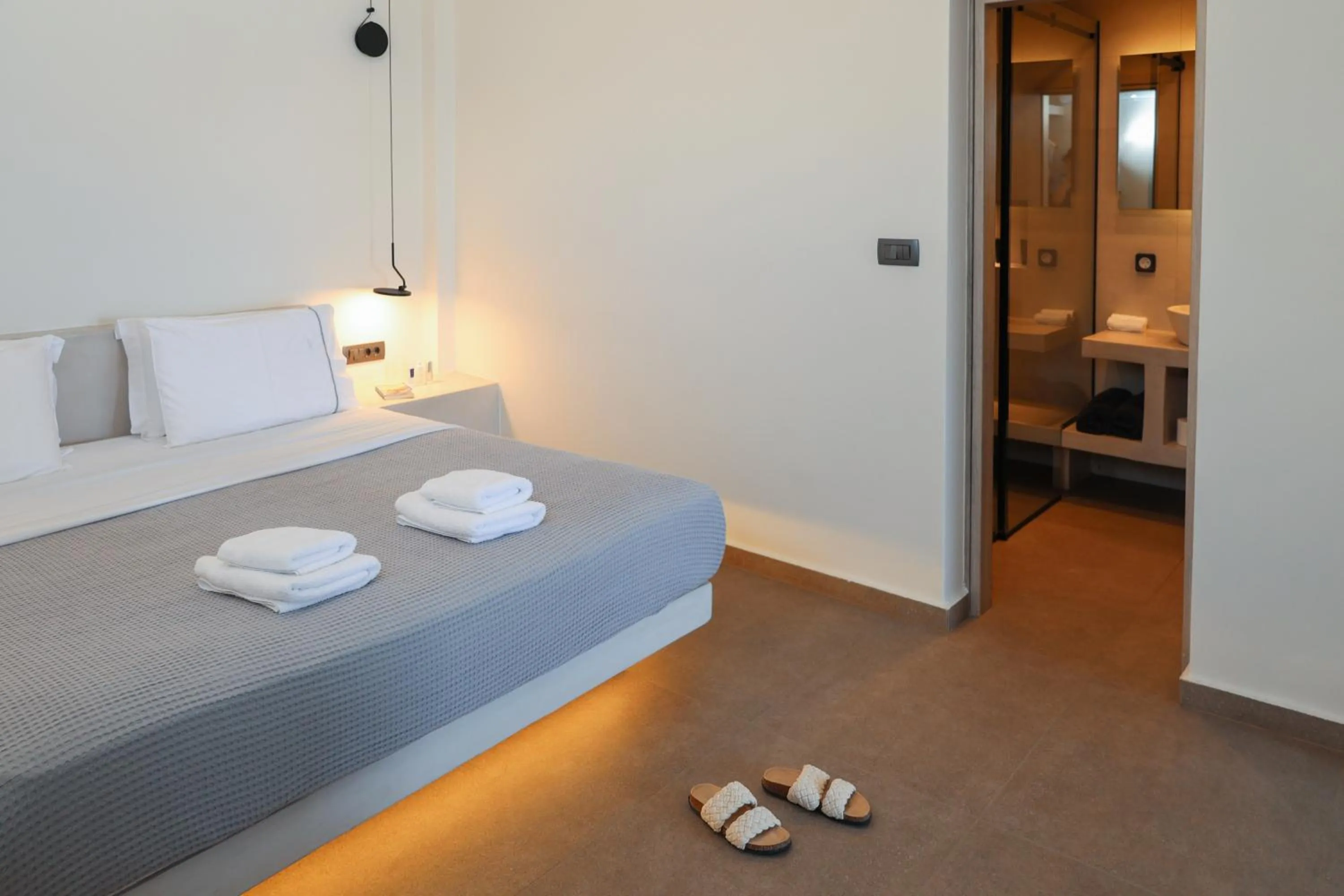 Bedroom, Bed in North Wind Luxury Suites