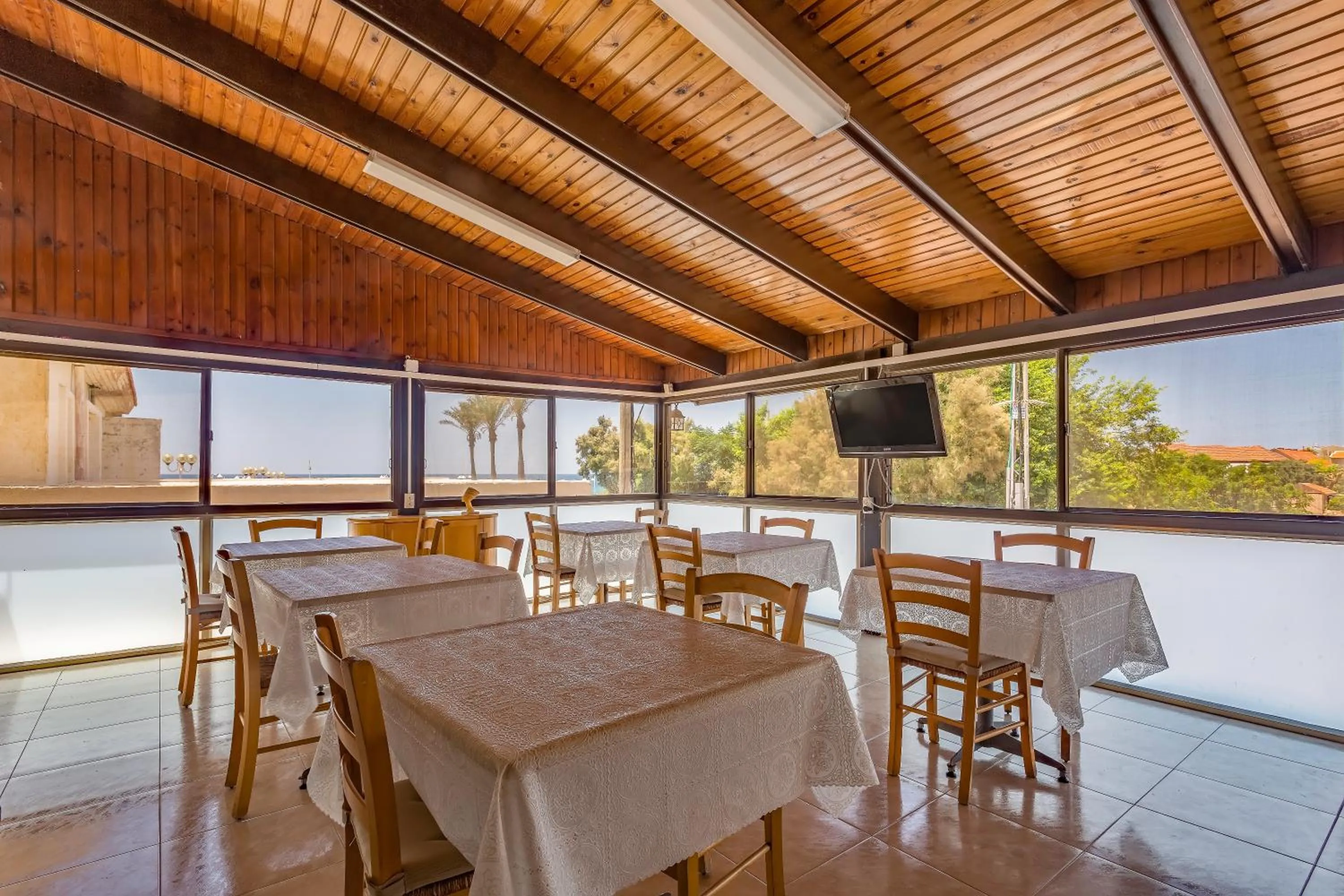 Dining area in Amigo Hotel On The Beach
