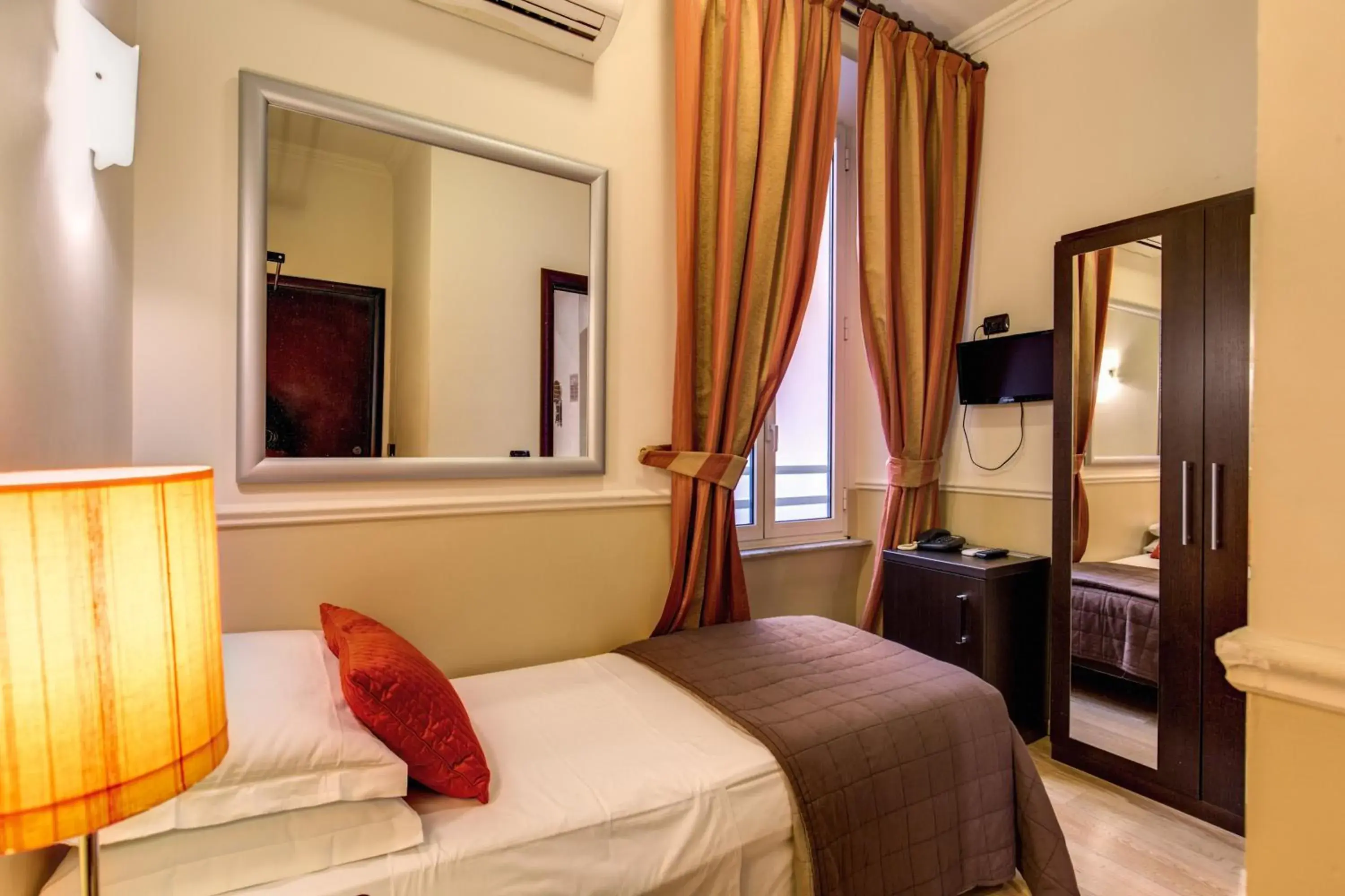 Single Room in Hotel Everest Inn Rome Single Room in Hotel Everest Inn Rome