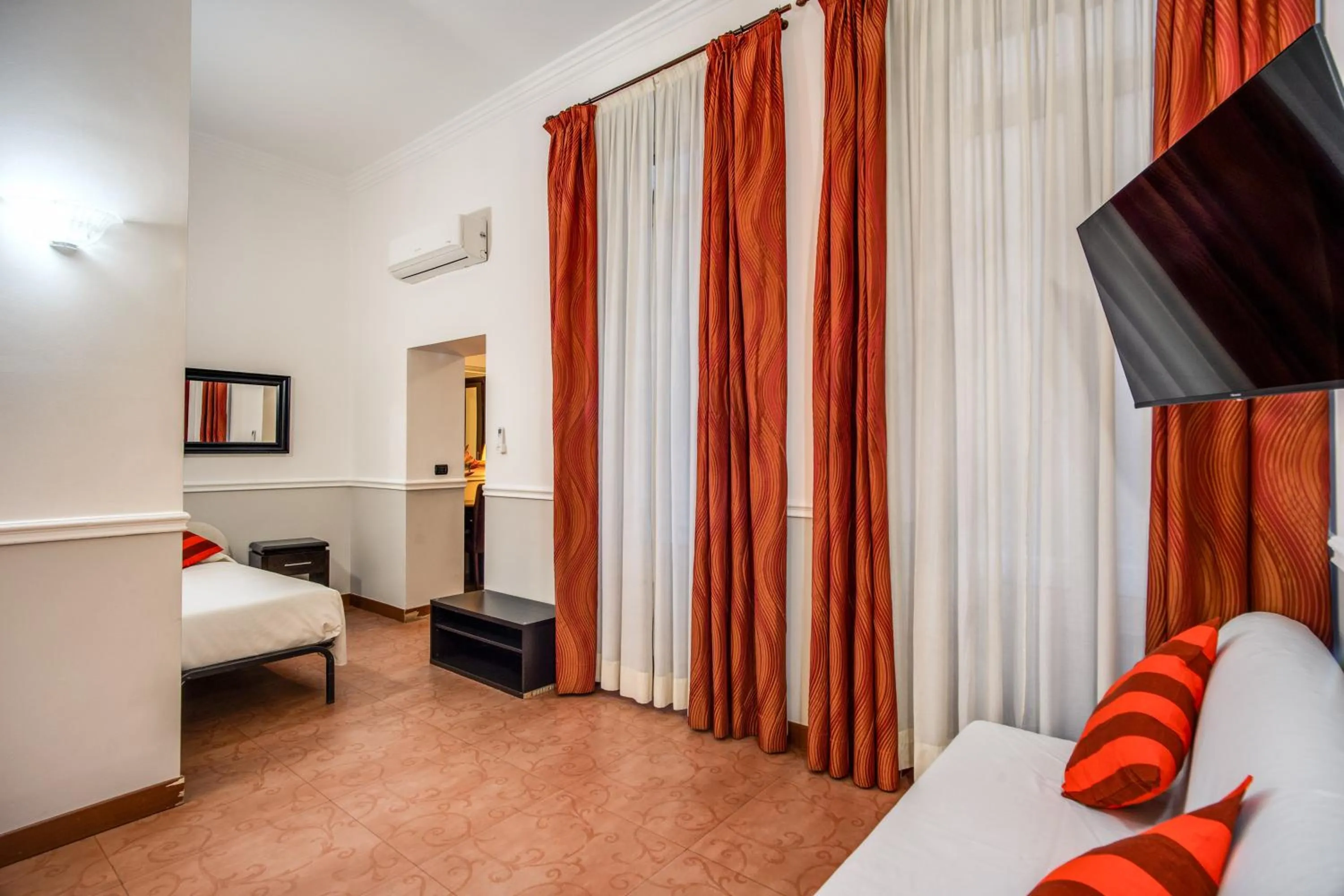 Photo of the whole room, Bed in Hotel Everest Inn Rome