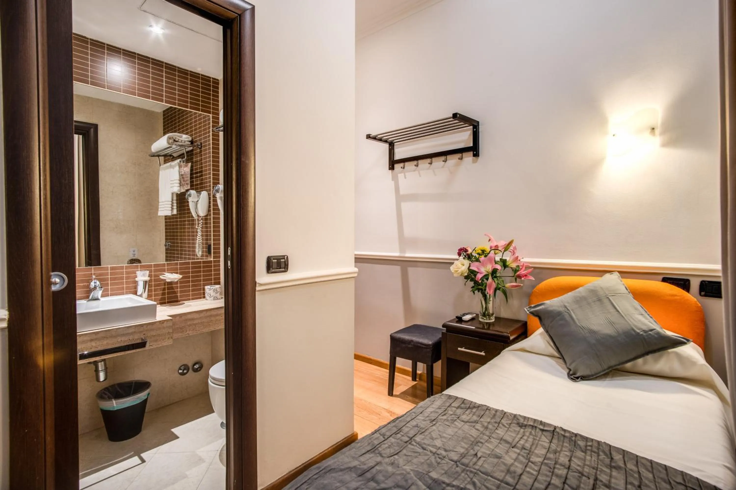 Bedroom, Bed in Hotel Everest Inn Rome