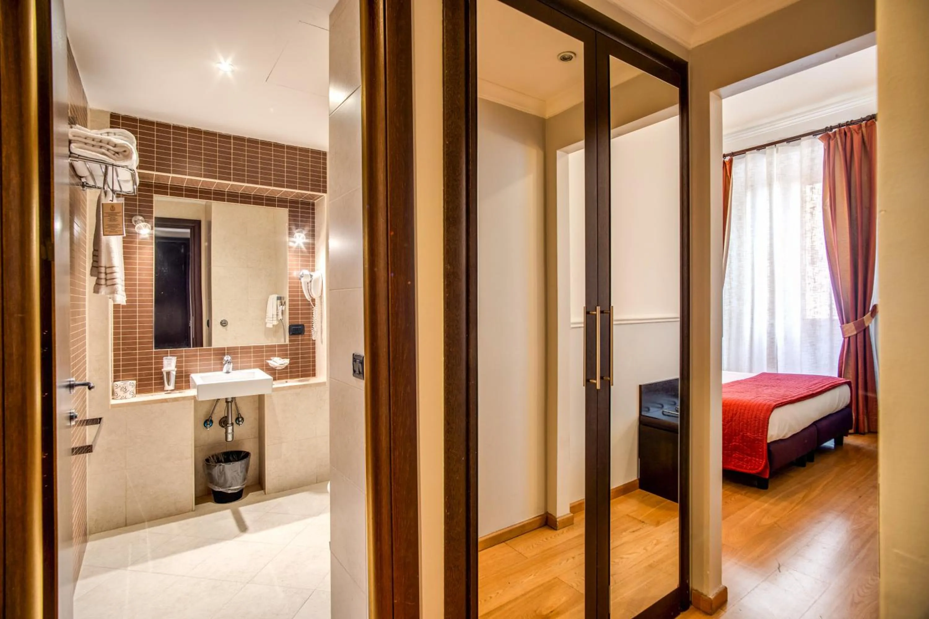 Photo of the whole room, Bed in Hotel Everest Inn Rome