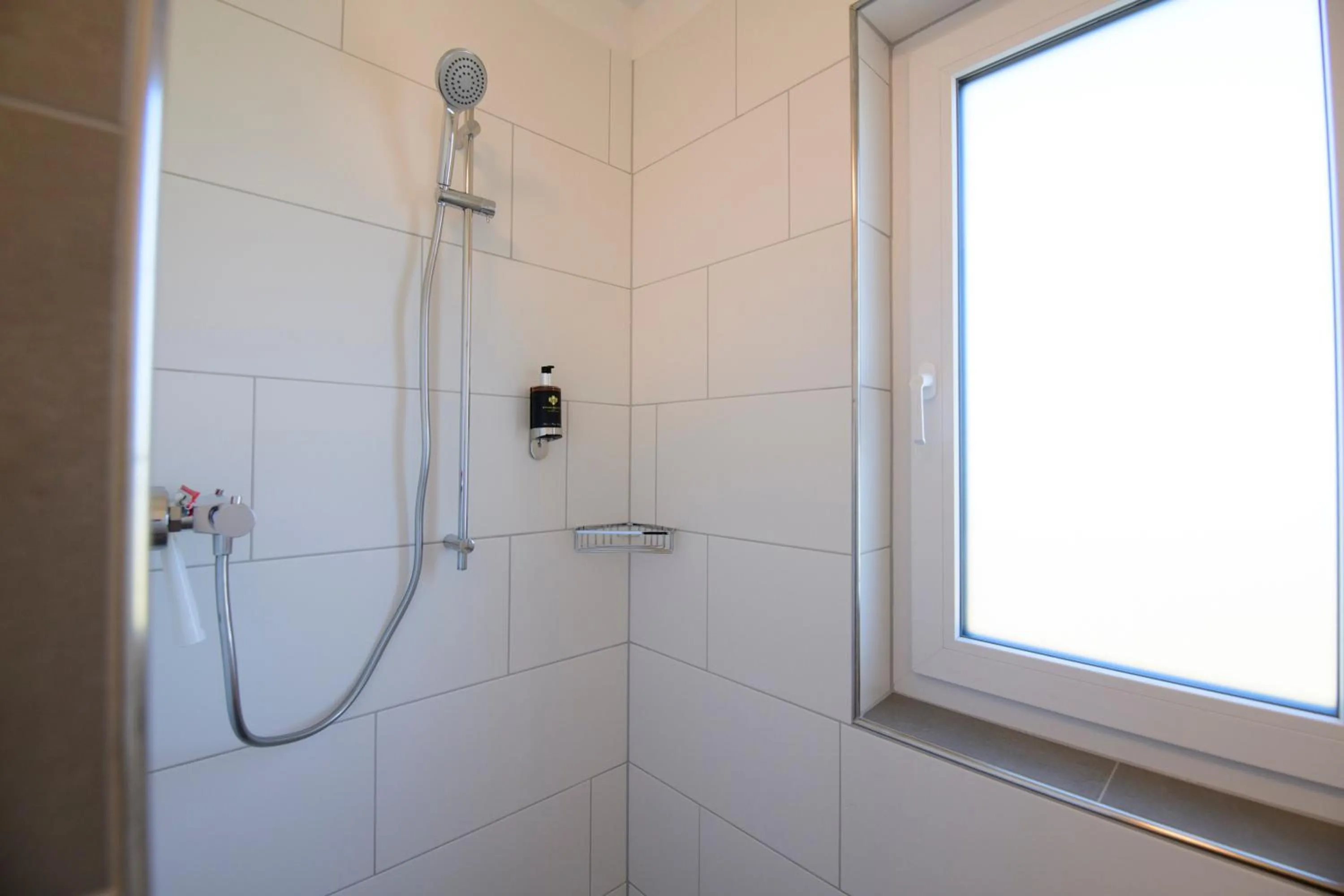 Shower in Smart & Stay Aparthotel Saarbrücken Süd - Self-Check-In - Free Parking